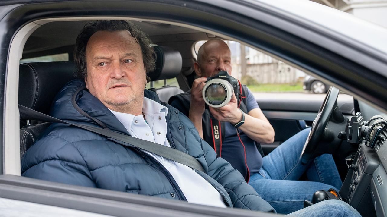 Hanno Settele geht der Frage nach, was erlaubt ist und was nicht. In den Grauzonen der Gesetze begibt er sich auf Recherche.