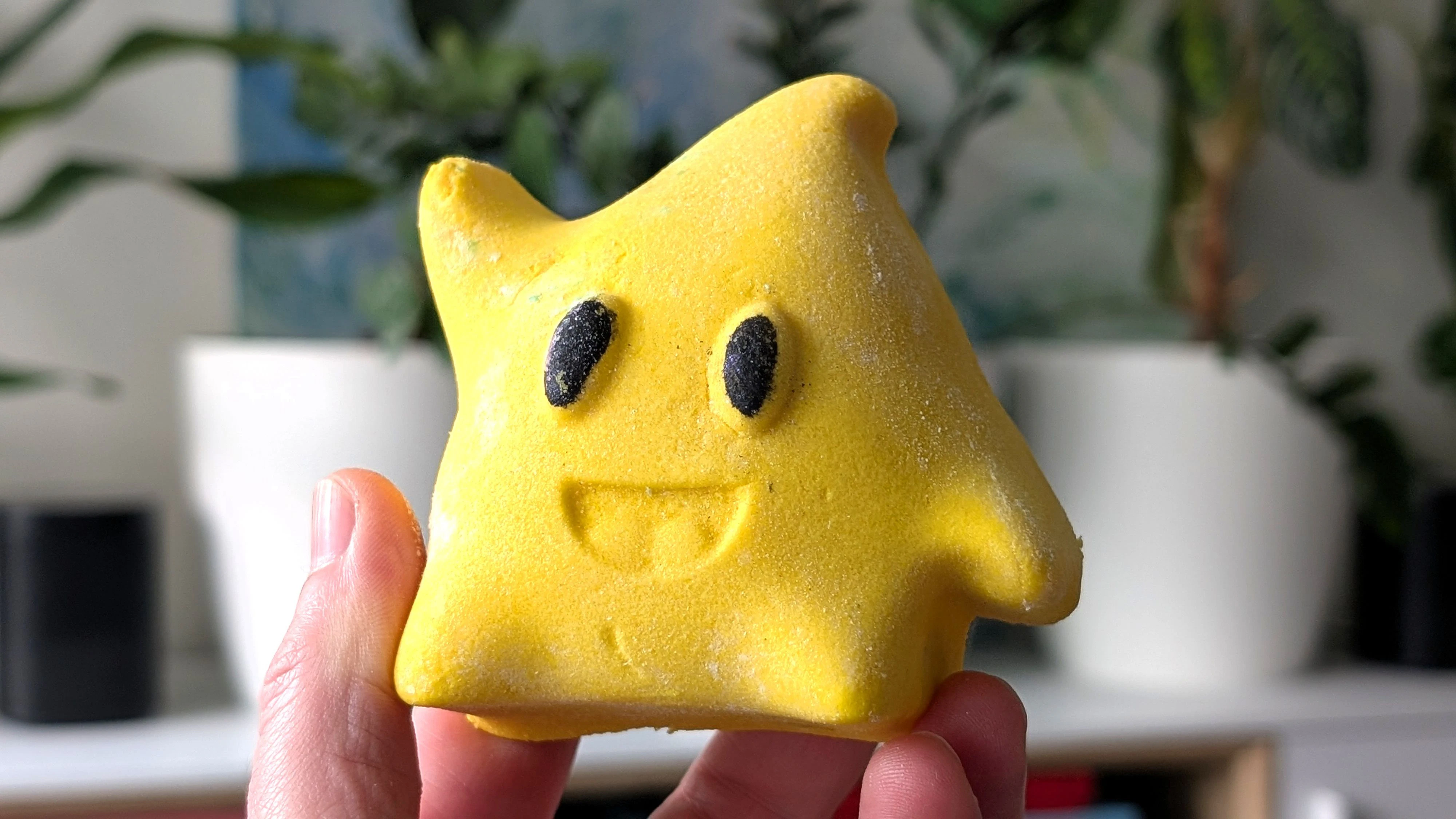 Das Yellow Luma Schaumbad verwandelt das Wasser in einen flauschigen Pfirsichschaum.