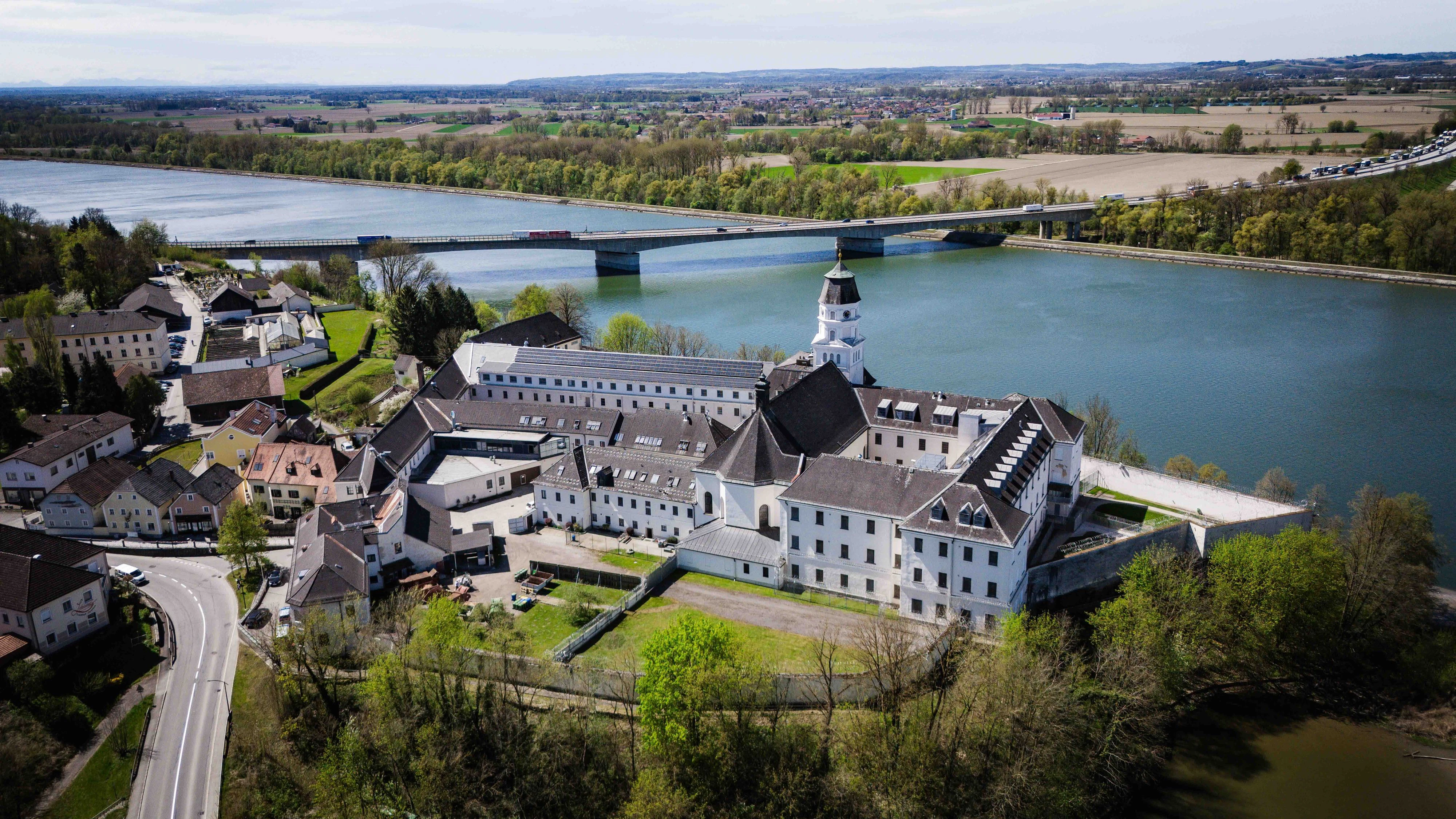 Das Trio soll die Drogengeschäfte von der Justizanstalt Suben aus manövriert haben.