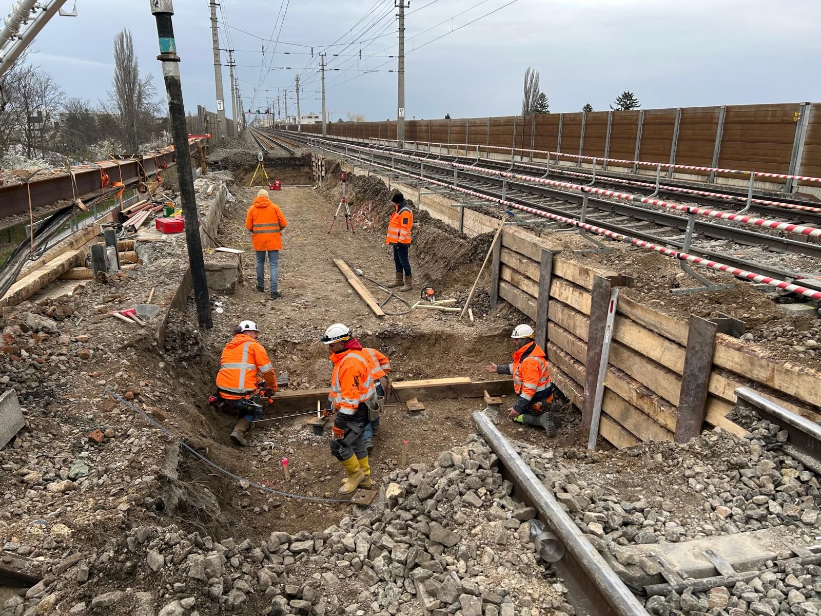 In Wiener Neustadt wird ein neues Zuggleis gebaut.