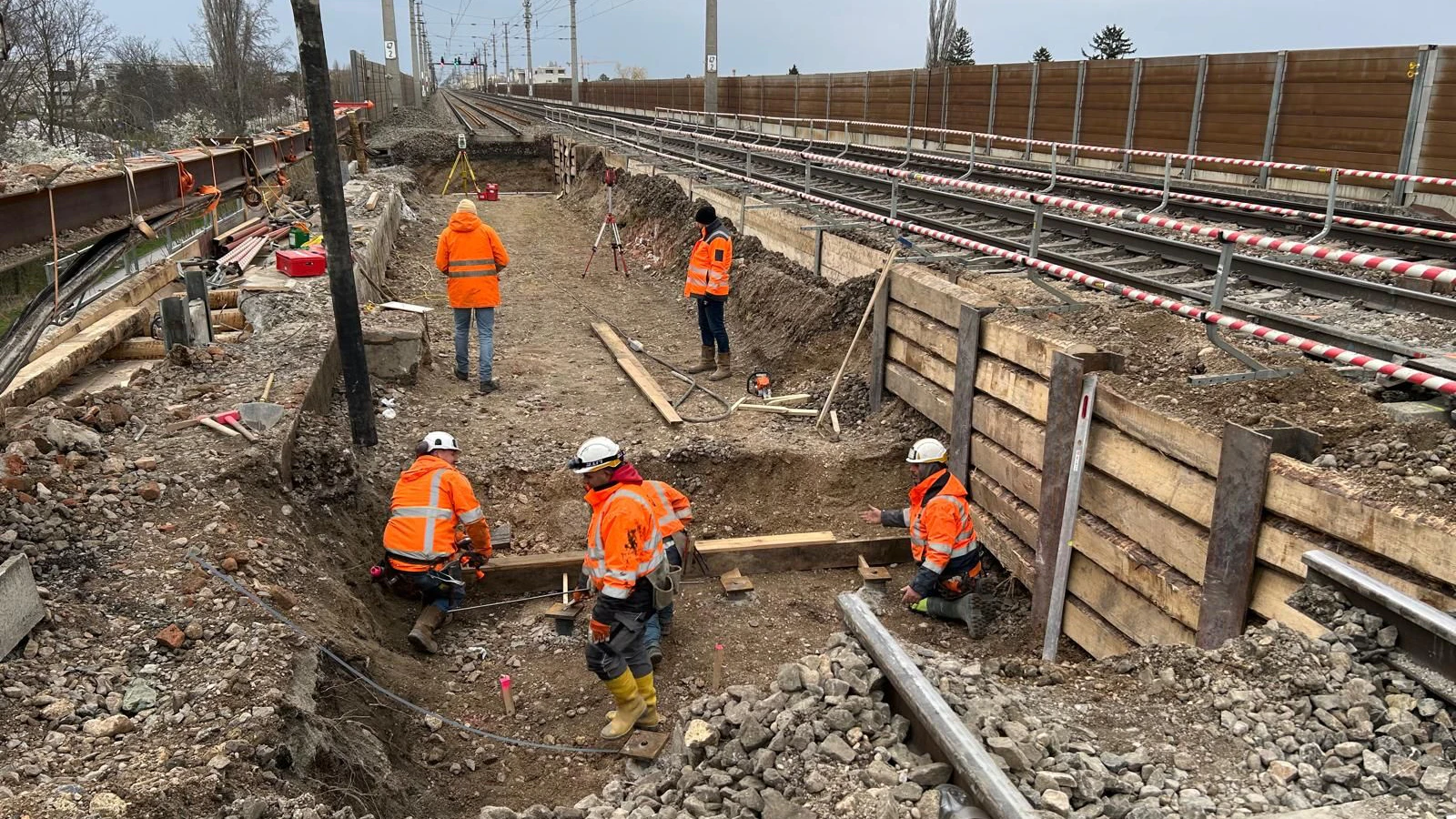 In Wiener Neustadt wird ein neues Zuggleis gebaut.