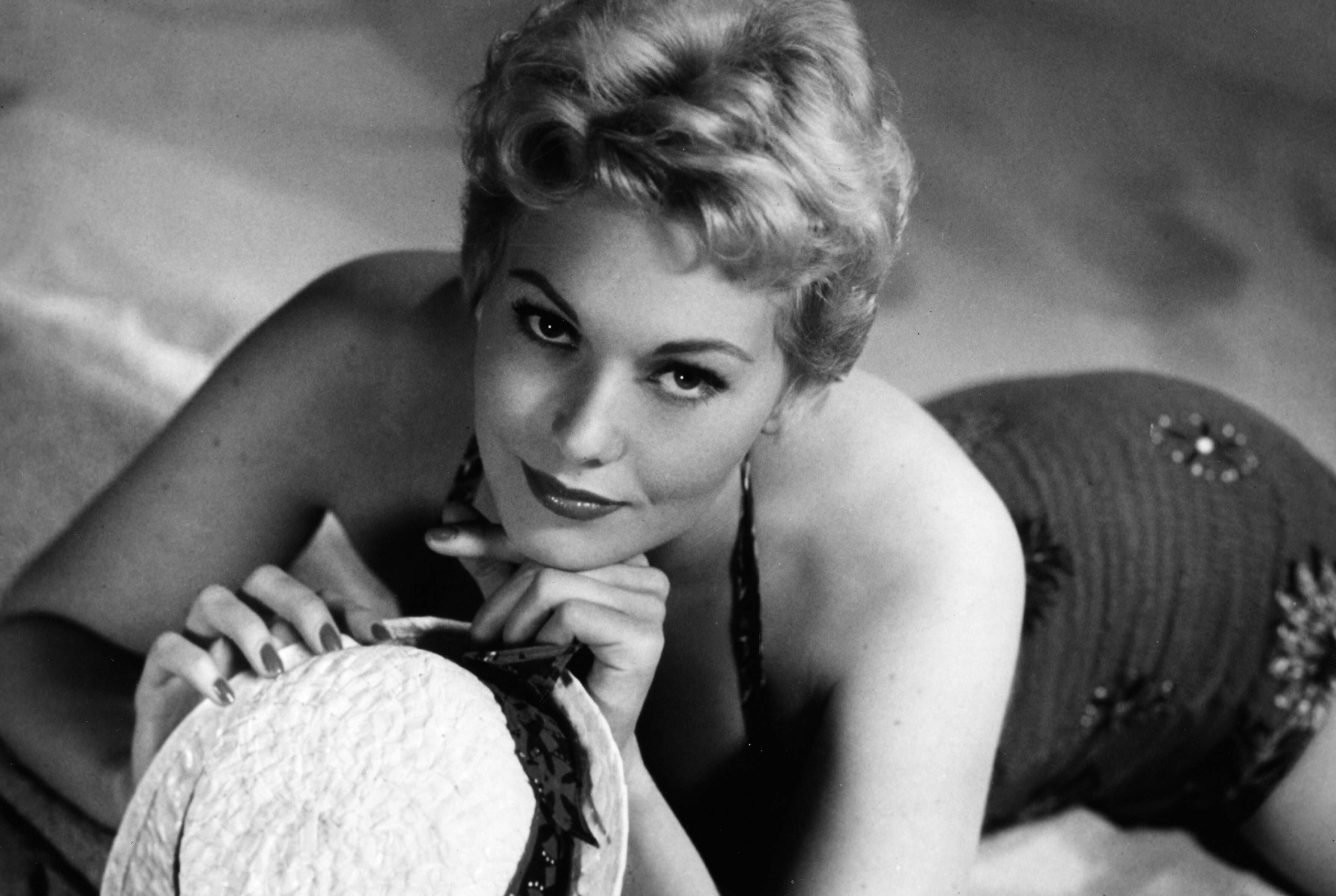 Kim Novak setzt sich im Mini-Kleid in Szene. Ihren großen Durchbruch in Hollywood feierte sie Mitte der 1950er Jahre. Nun soll ihr Leben in einem Biopic verfilmt werden.