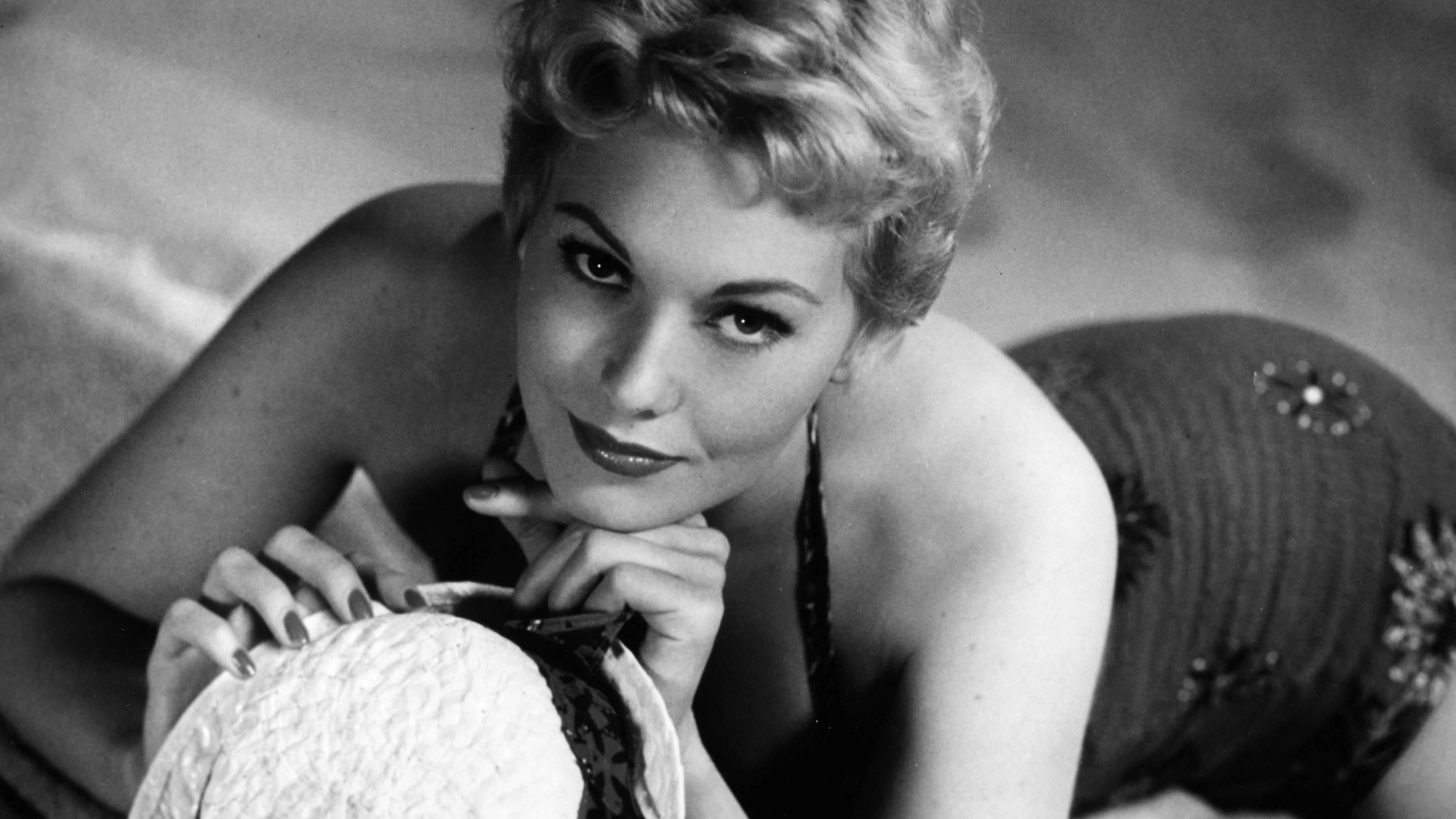 Kim Novak setzt sich in Mini-Kleid in Szene. Kim Novak erreichte ihren großen Durchbruch in Hollywood Mitte der 1950er Jahre. Nun soll ihr Leben in einer Biopic verfilmt werden. 