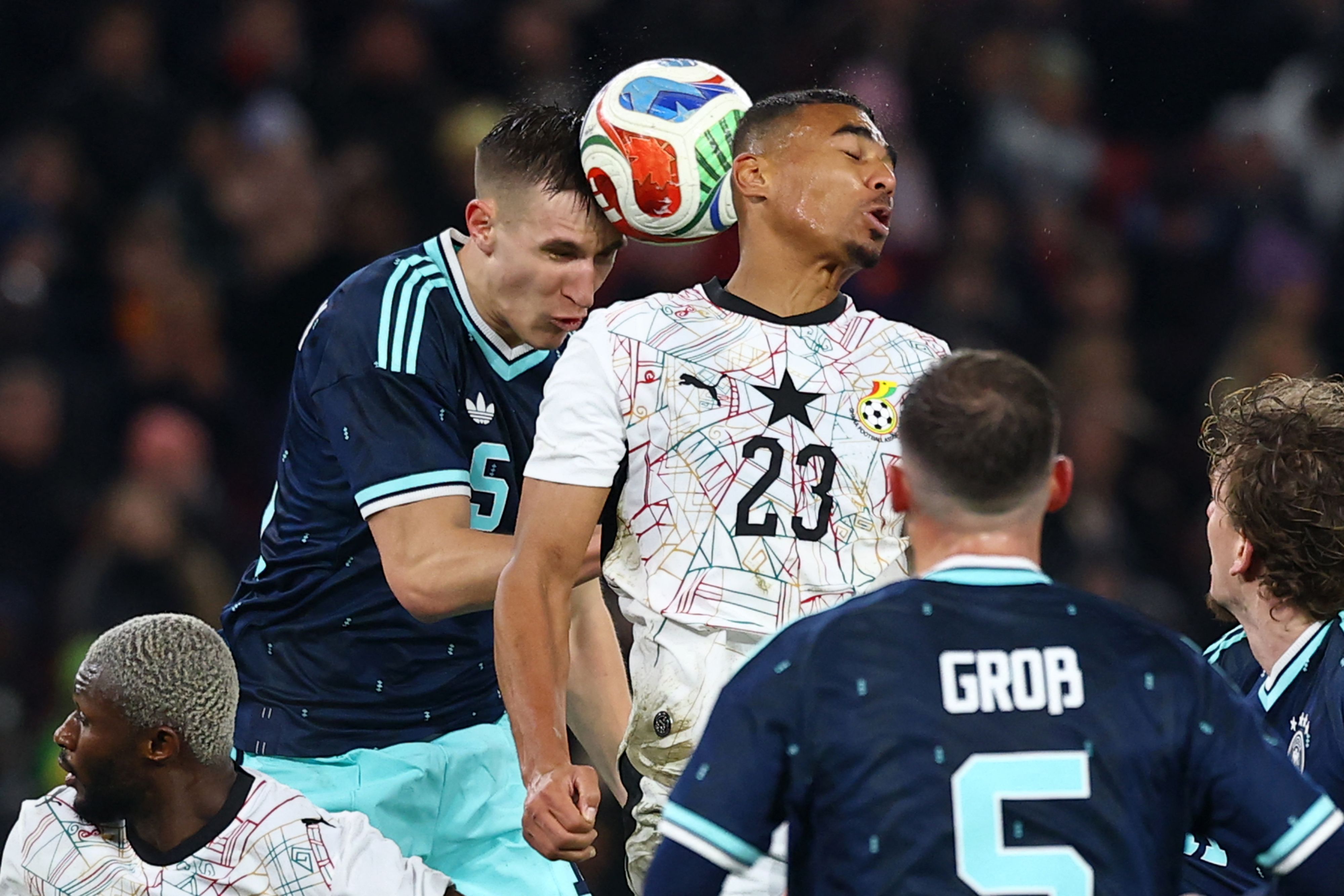 Alexander Djiku im Luftduell mit Nico Schlotterbeck 