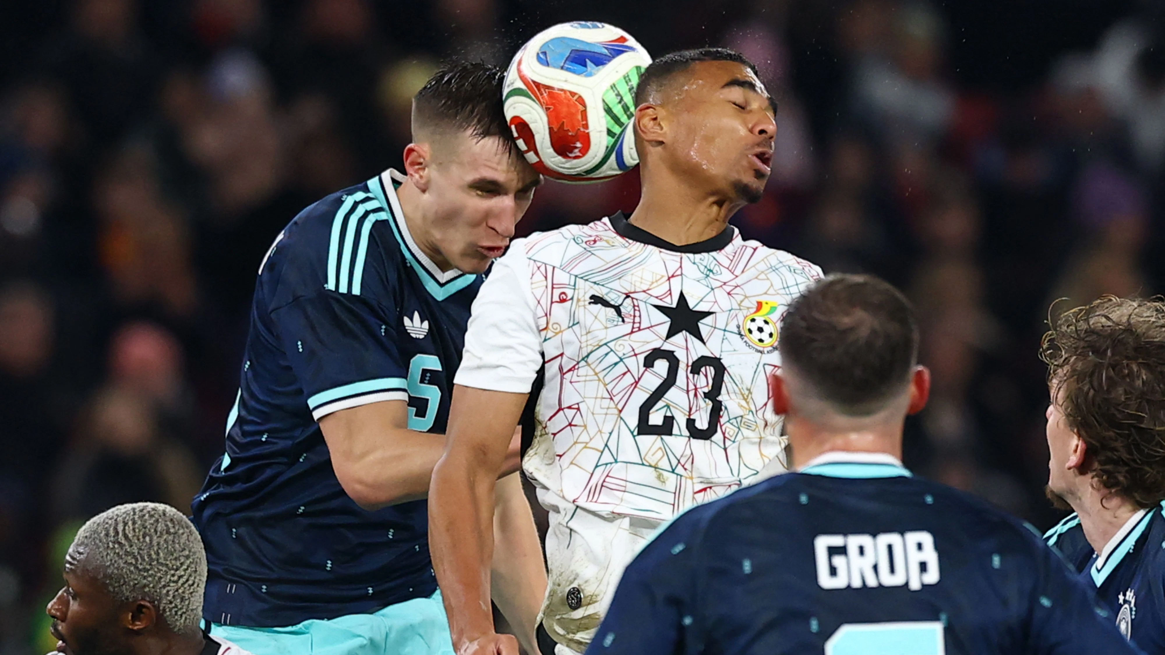 Alexander Djiku im Luftduell mit Nico Schlotterbeck 