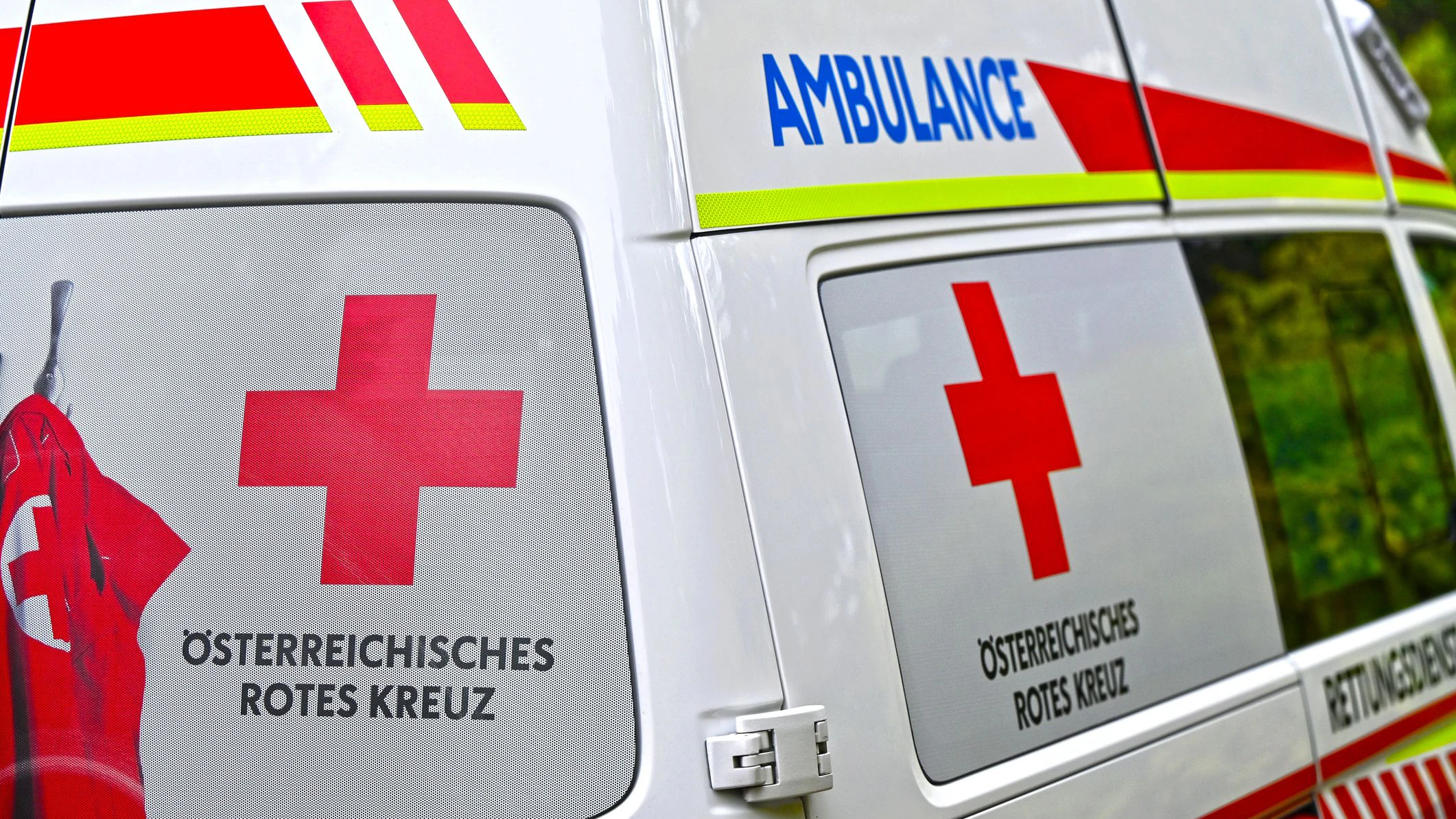 Die Rettung brachte das verletzte Mädchen in ein umliegendes Krankenhaus. Symbolbild.