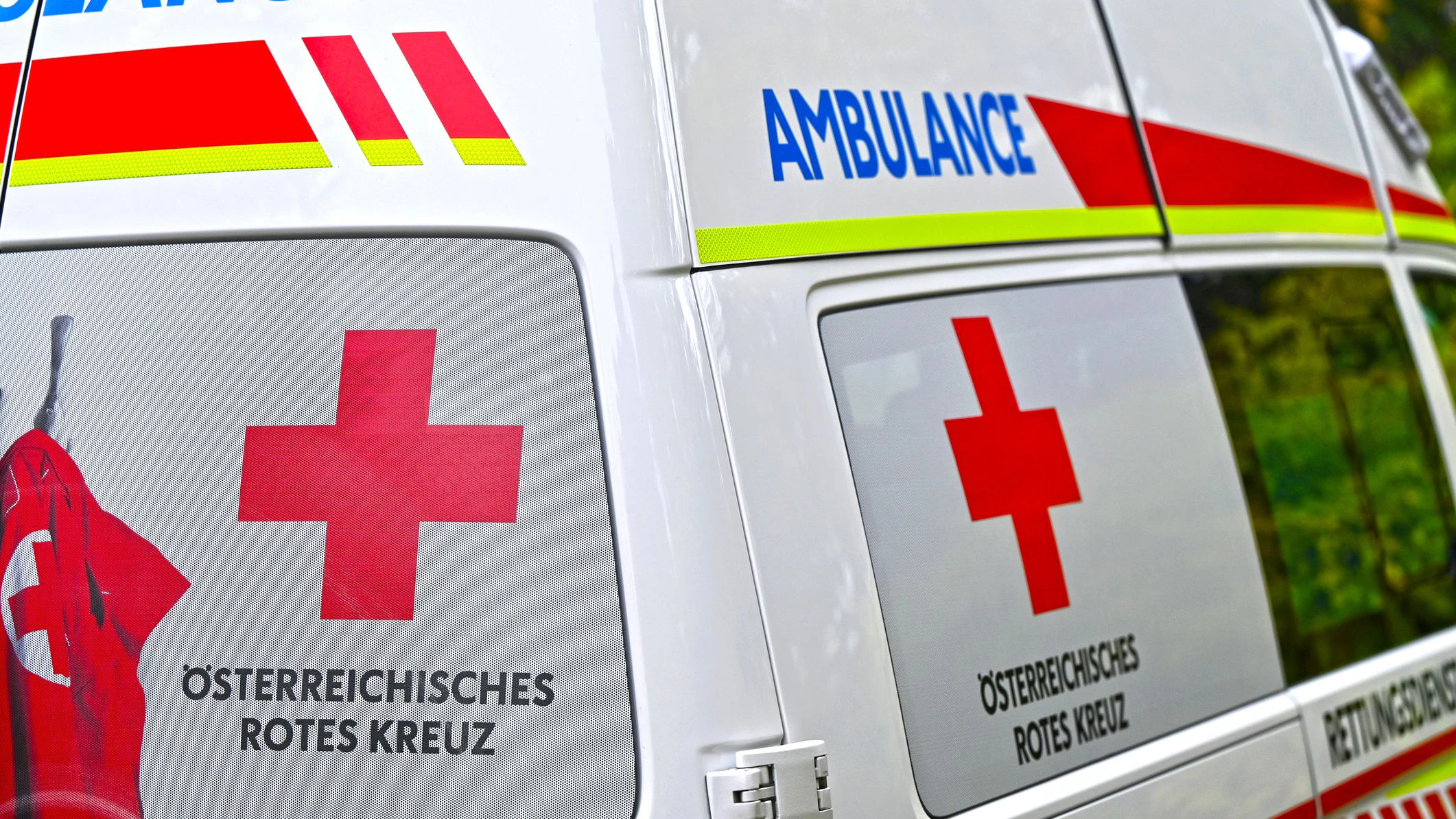 Die Rettung brachte das verletzte Mädchen in ein umliegendes Krankenhaus. Symbolbild.