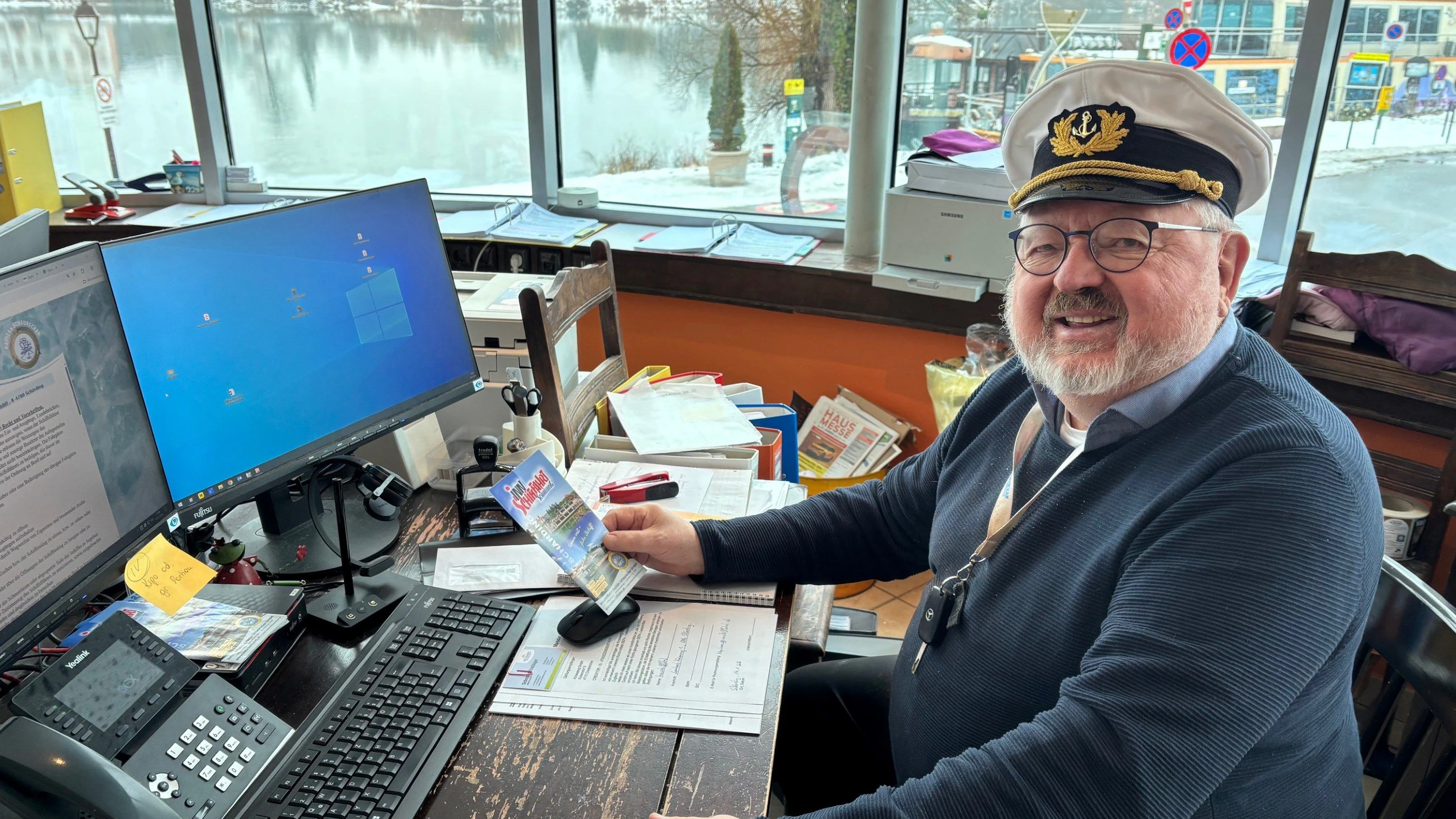 So muss ein Kapitän ausschauen: Schaurecker mit Bart und Kapitänsmütze.