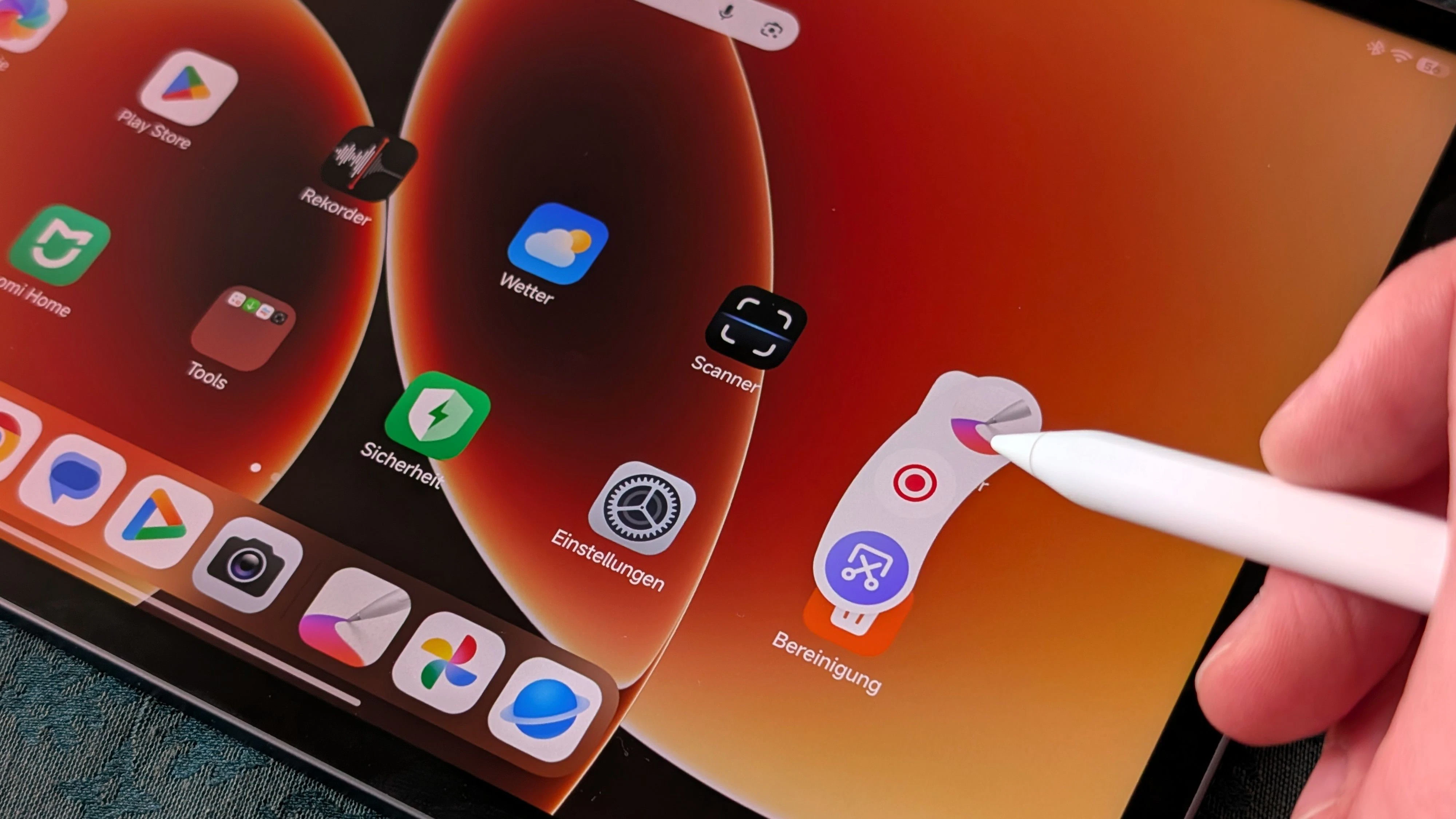 Der Stift reagiert präzise, verzögerungsfrei und unterstützt verschiedene Druckstufen. Für Notizen, Zeichnungen oder die Bearbeitung von Dokumenten ist er ein praktisches Werkzeug.