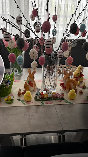 Ostern in Österreich: Kreative Deko-Ideen, bunte Blumen und festliche Sträuße bringen Frühlingsstimmung in die heimischen vier Wände.