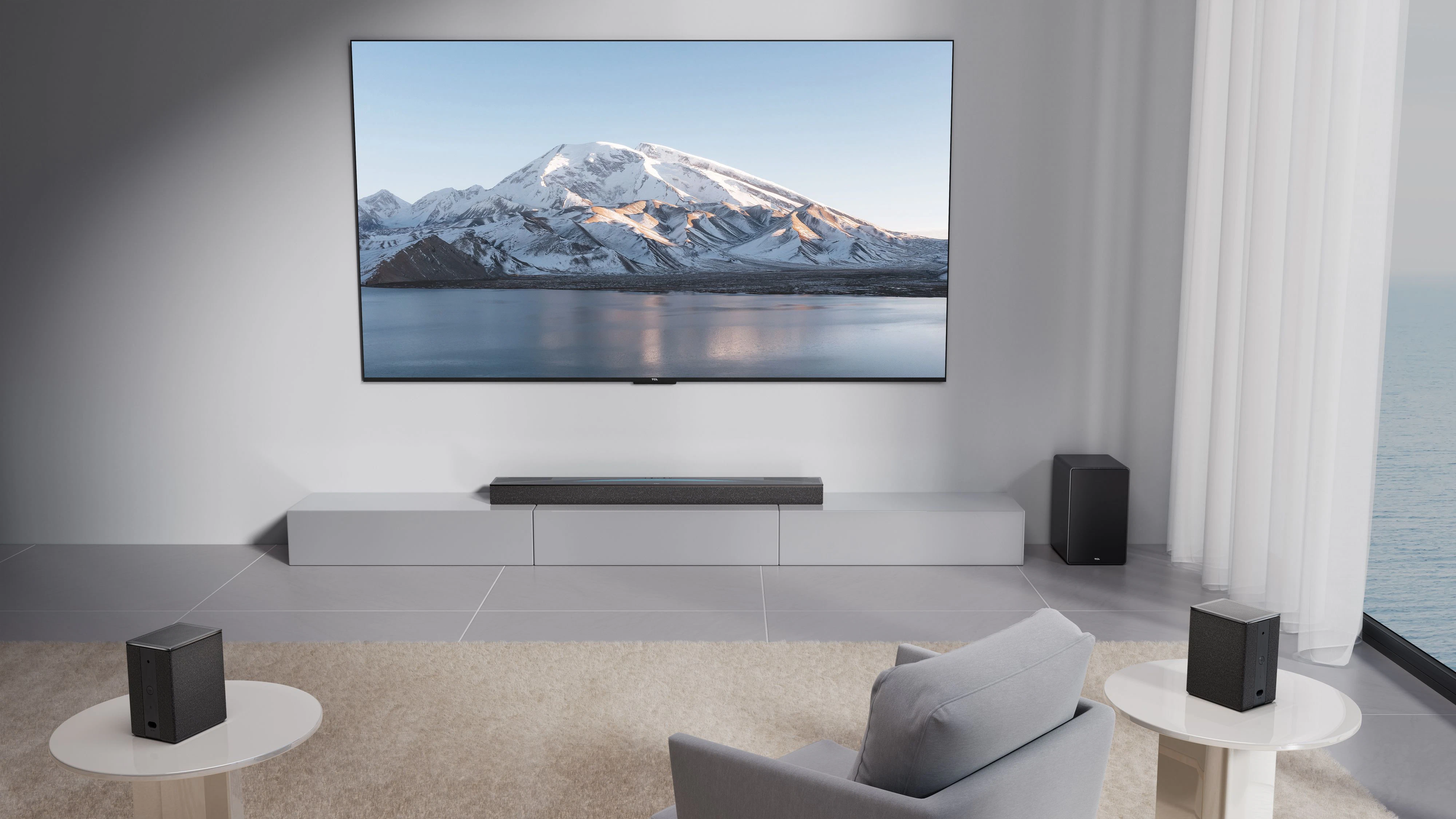 TCL Q85H Pro: Soundbar mit 7.1.4-Kanal-System und zusätzlichen Lautsprechern für Surround-Sound.
