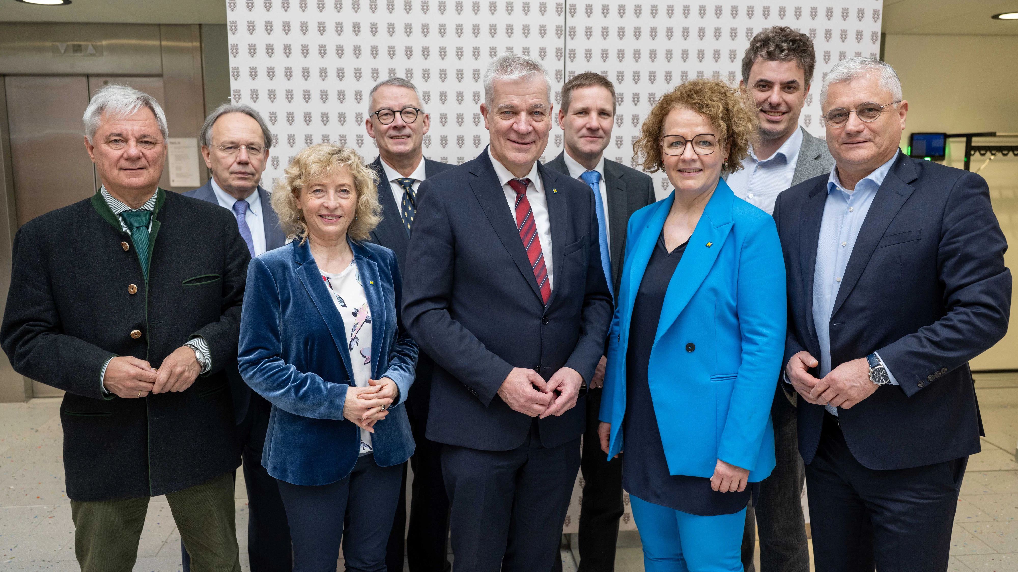 Die für Gesundheit zuständigen Regierungsmitglieder gemeinsam mit den Fachleuten aus der Erstellung des Gesundheitsplans.