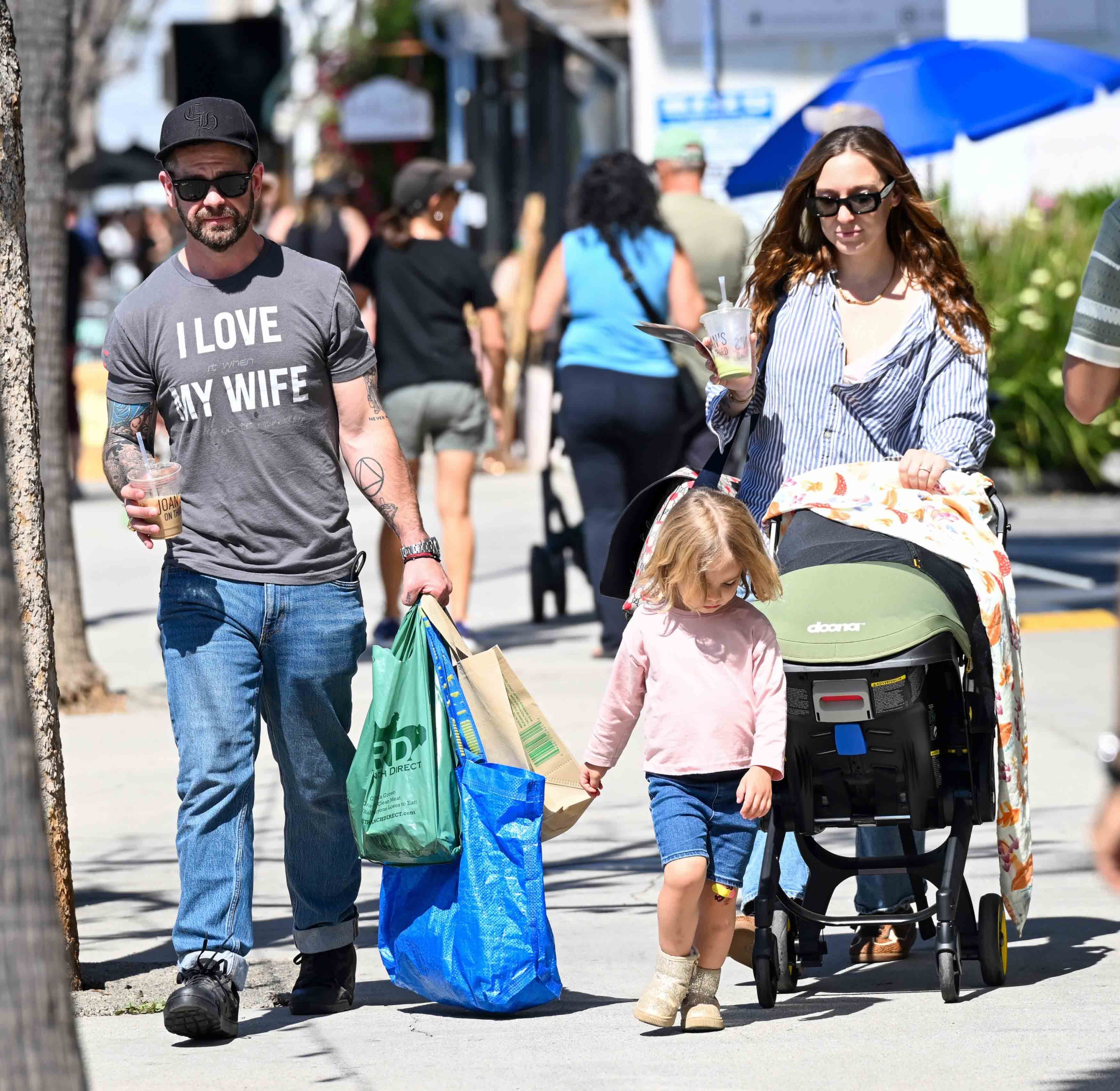 Heute.at - Beim Shopping geknipst: Ozzy-Sohn mit Familie unterwegs