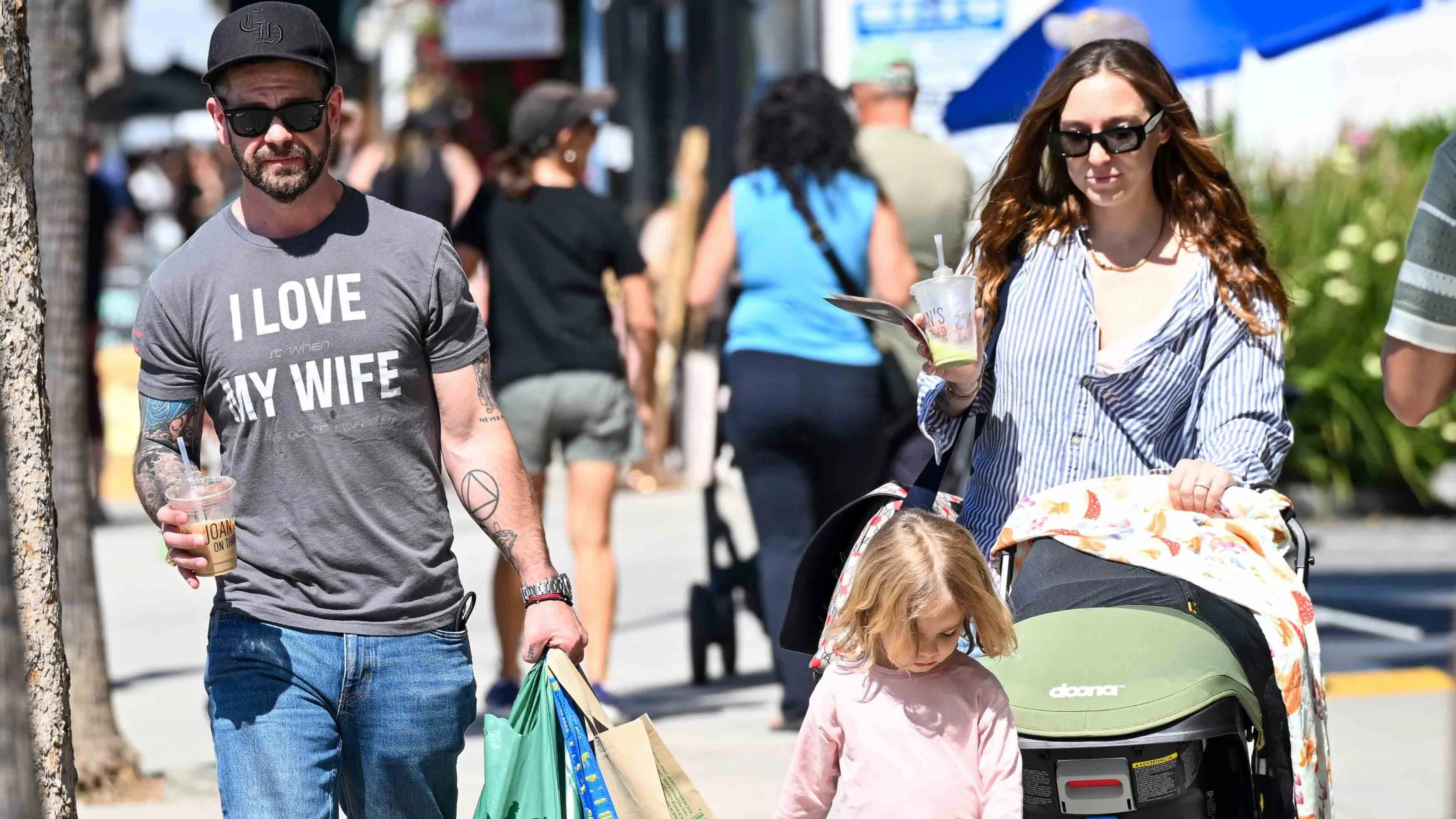 Jack Osbourne spaziert mit seiner Familie durch Kalifornien.