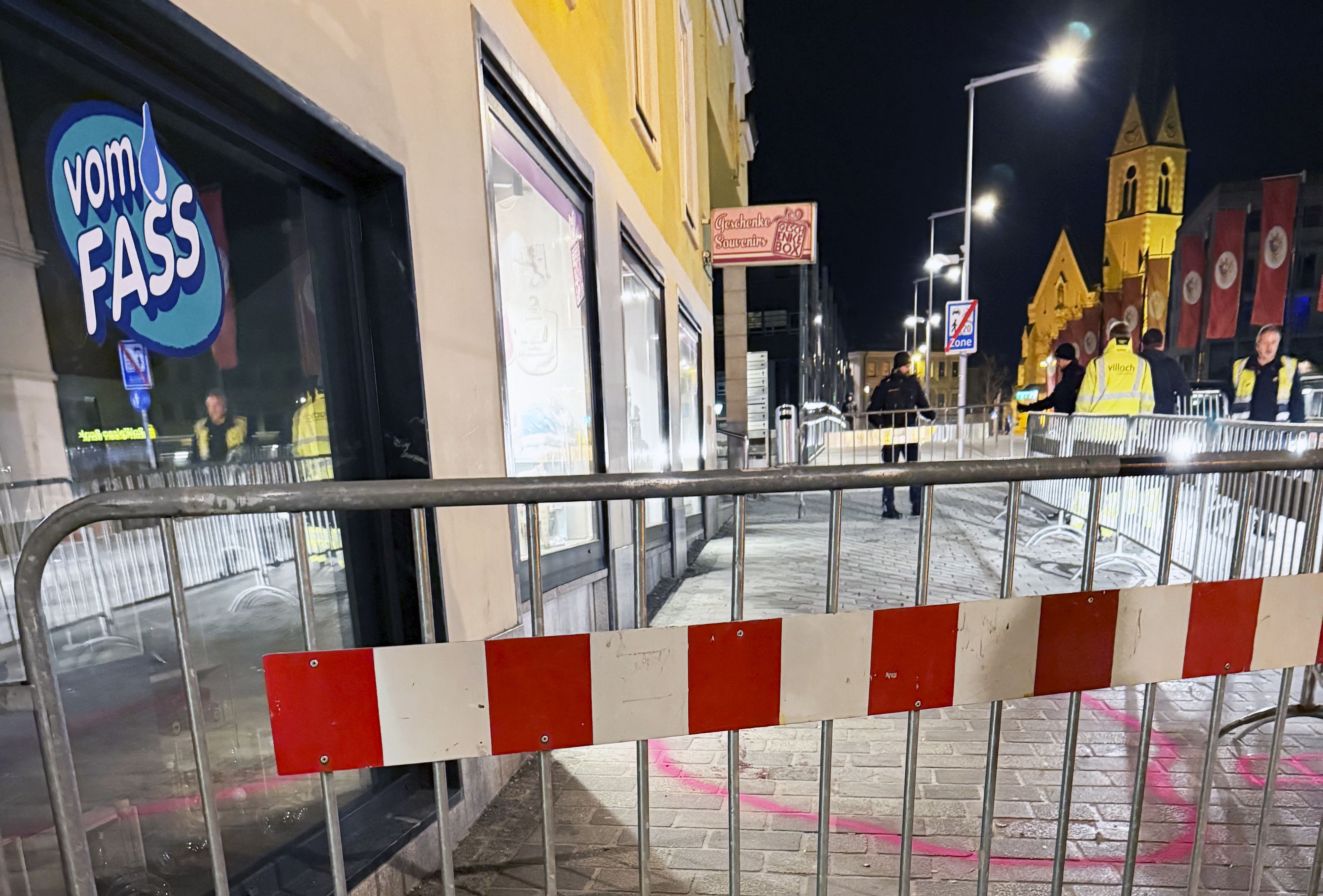 Absperrungen und Polizeipräsenz in Villach nach dem Terror-Attentat - der Tatort wurde großräumig gesichert.