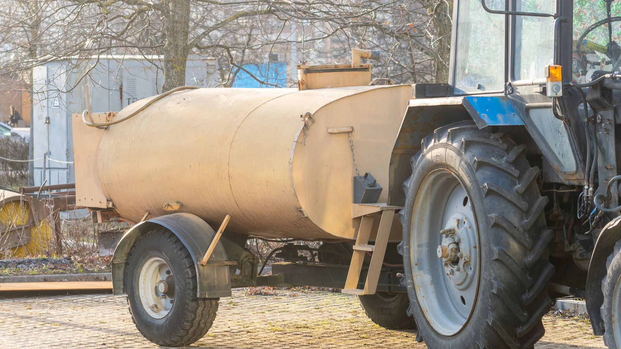 Am Traktor war ein Güllefass angebracht. Der Lenker dürfte seine Mutter übersehen haben. 