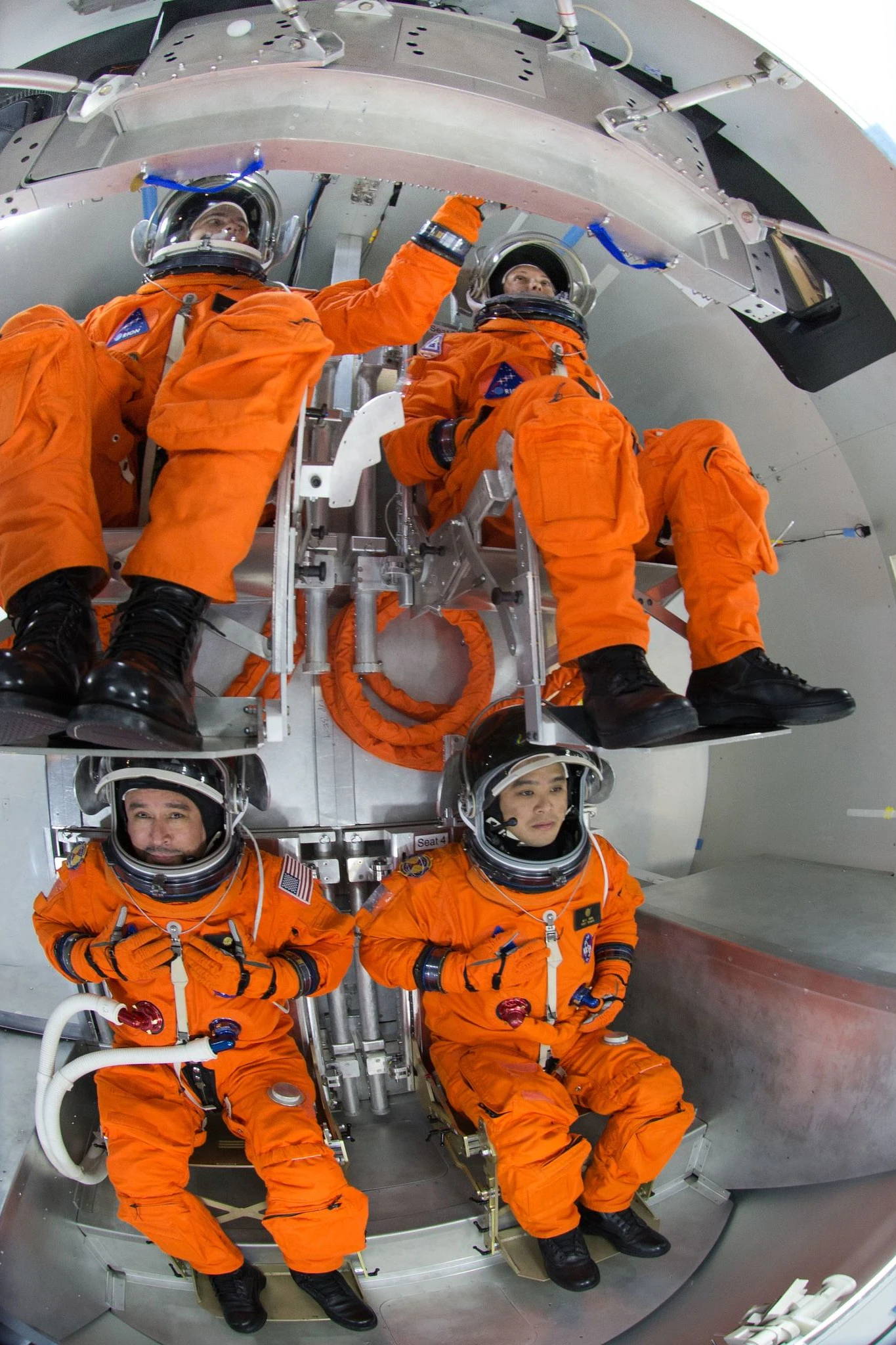 So angeordnet werden die vier Astronuten bei Steuermanövern in der Orion-Kapsel sitzen. Die Stühle dienen auch zum Schlafen