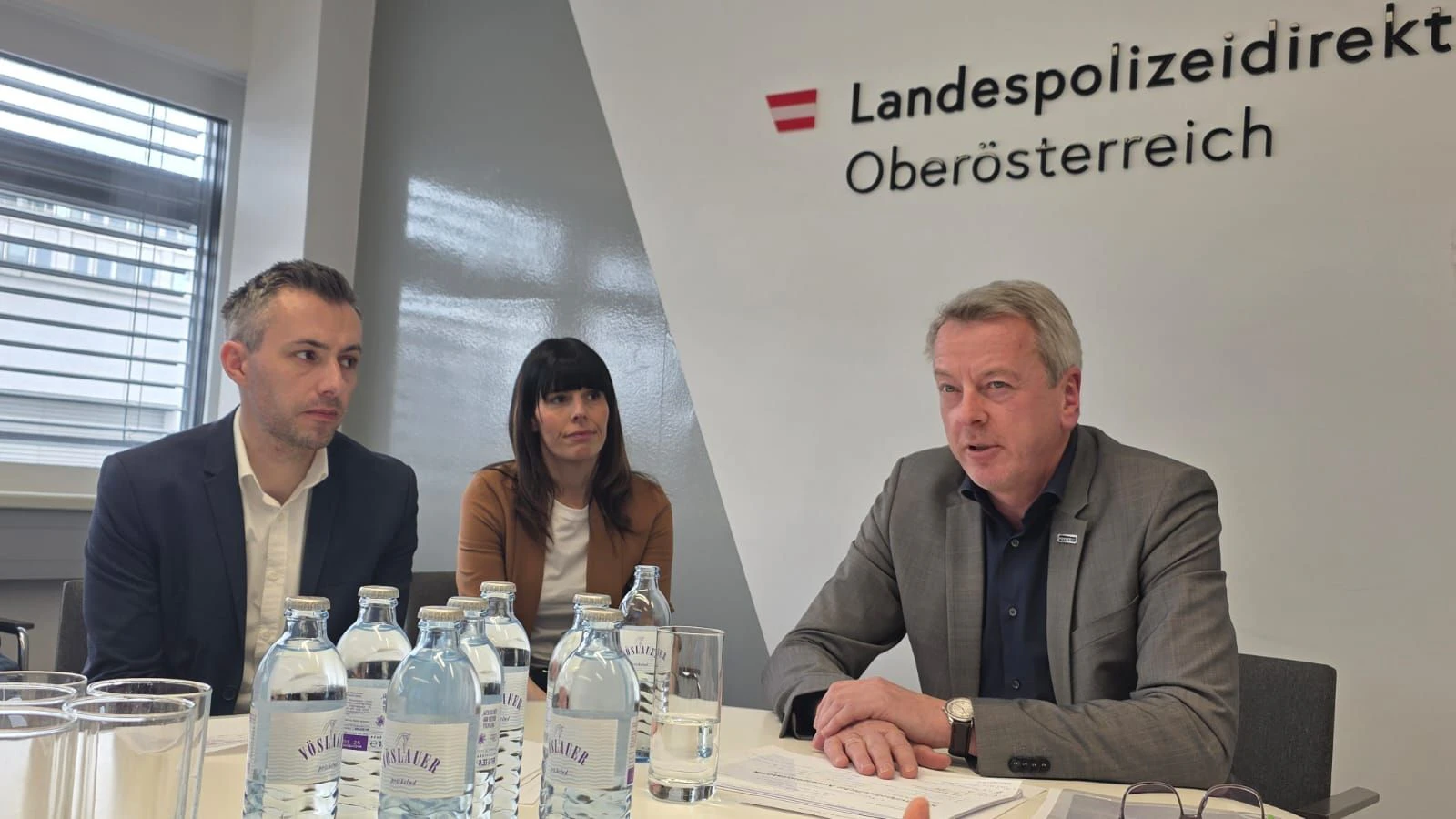 Präsentierten die Statistik in Linz (v.l.): LPD-Pressesprecher Michael Babl, Leiterin der Pressestelle Jasmin Reiter und LKA-Chef Gottfried Mitterlehner.