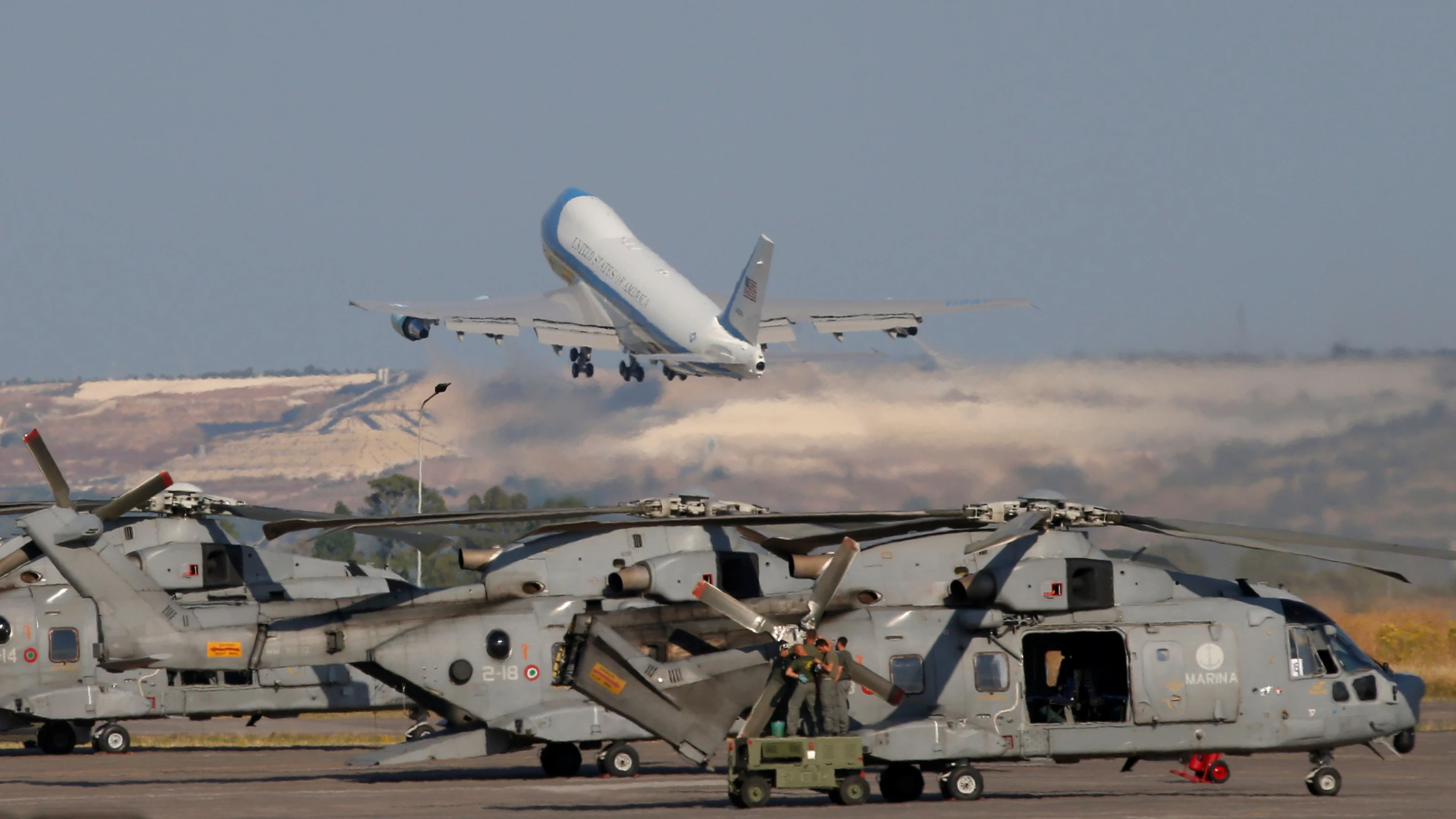 Air Force One takes off from the Naval Air Station Sigonella following the G7 Summit, in Sigonella, Sicily, Italy, May 27, 2017.  REUTERS/Darrin Zammit Lupi