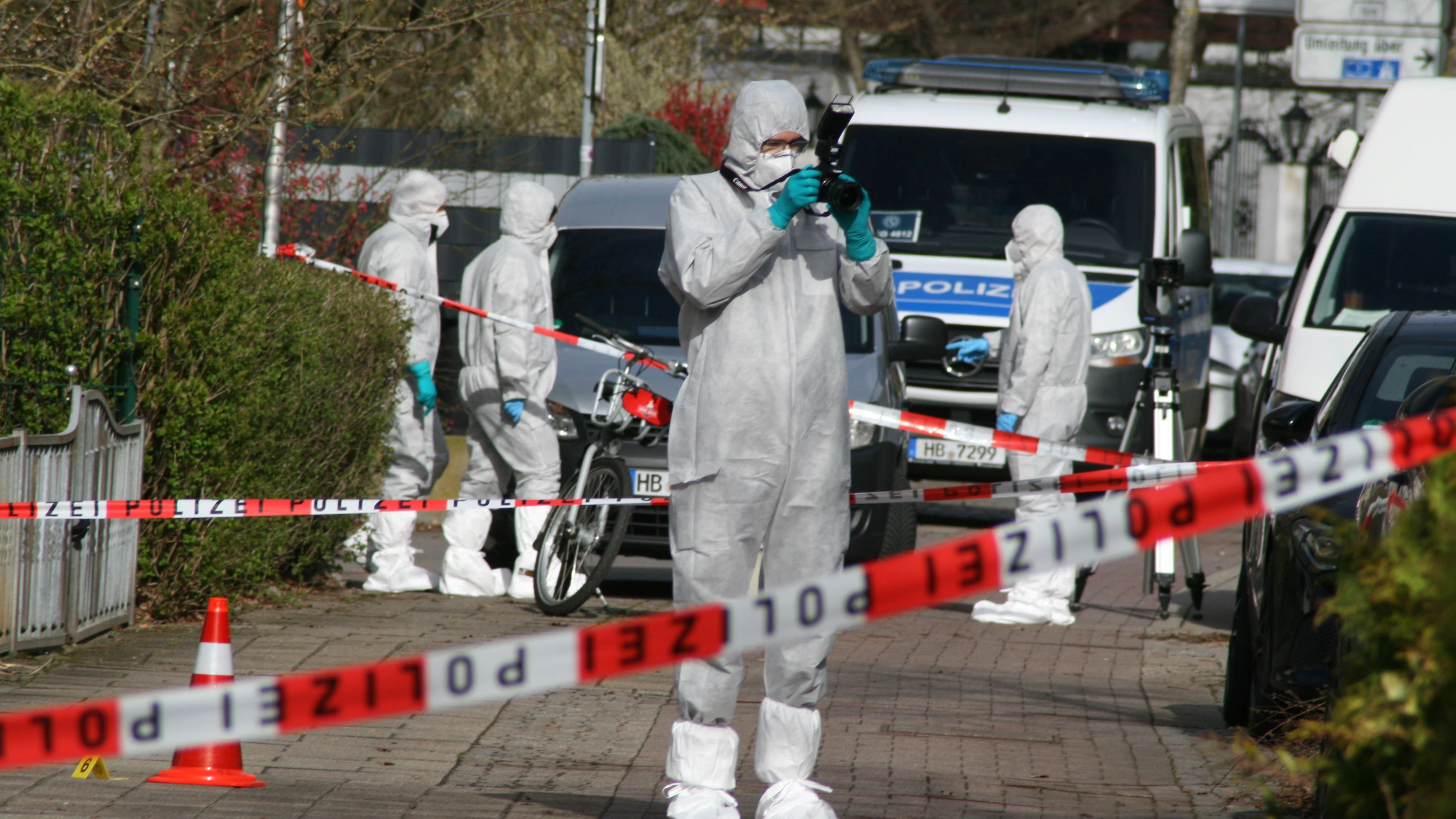 31 March 2026, Bremen: Forensics are on the scene after a 60-year-old man was shot in Bremen. Photo: Kai Moorschlatt/dpa