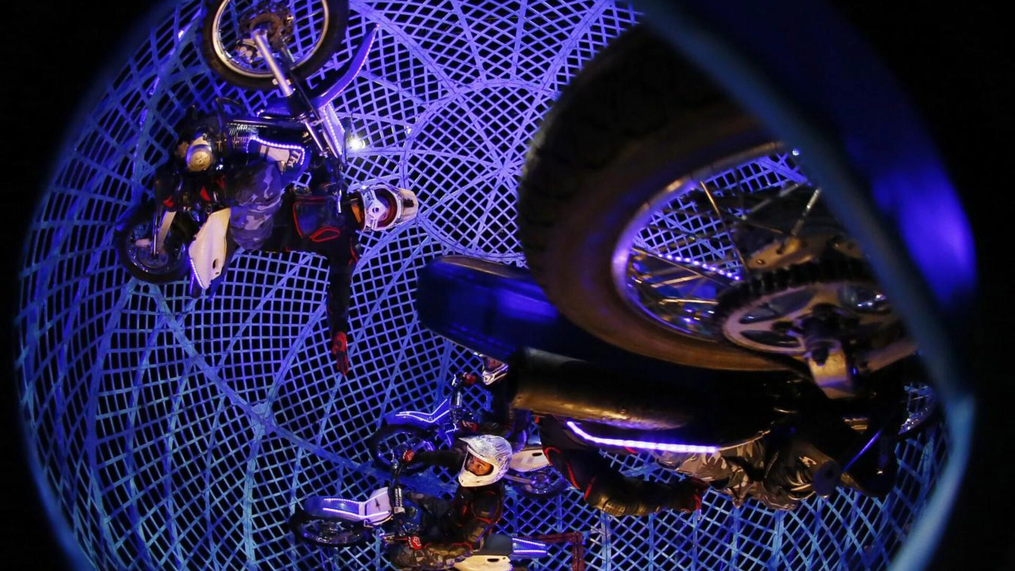 Atemberaubend: Im "Globe of Speed" rasen Motorradfahrer durch die Stahlkugel.