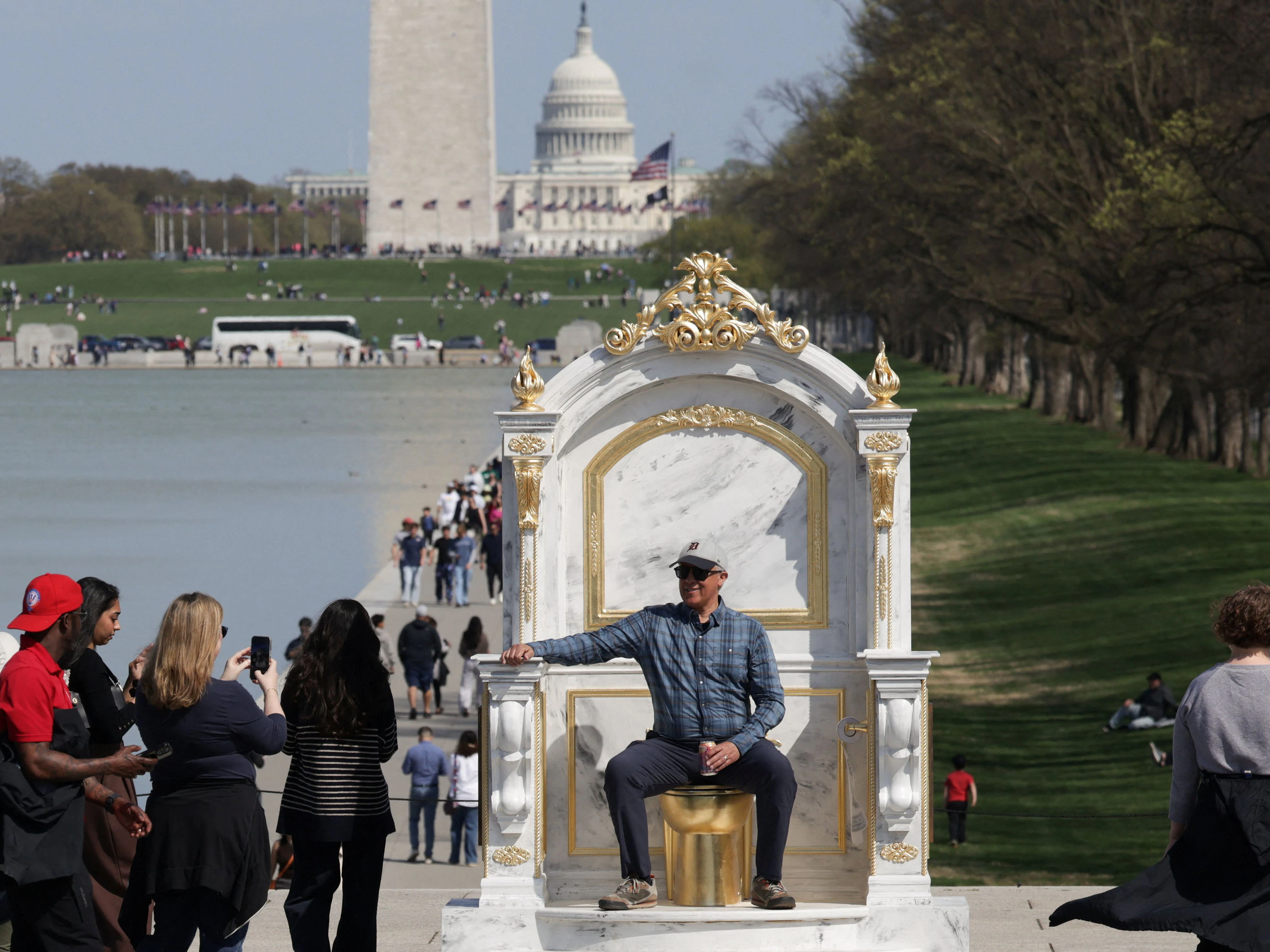 Zahlreiche Passanten nutzten die Gelegenheit und ließen sich auf der Installation sitzend fotografieren.