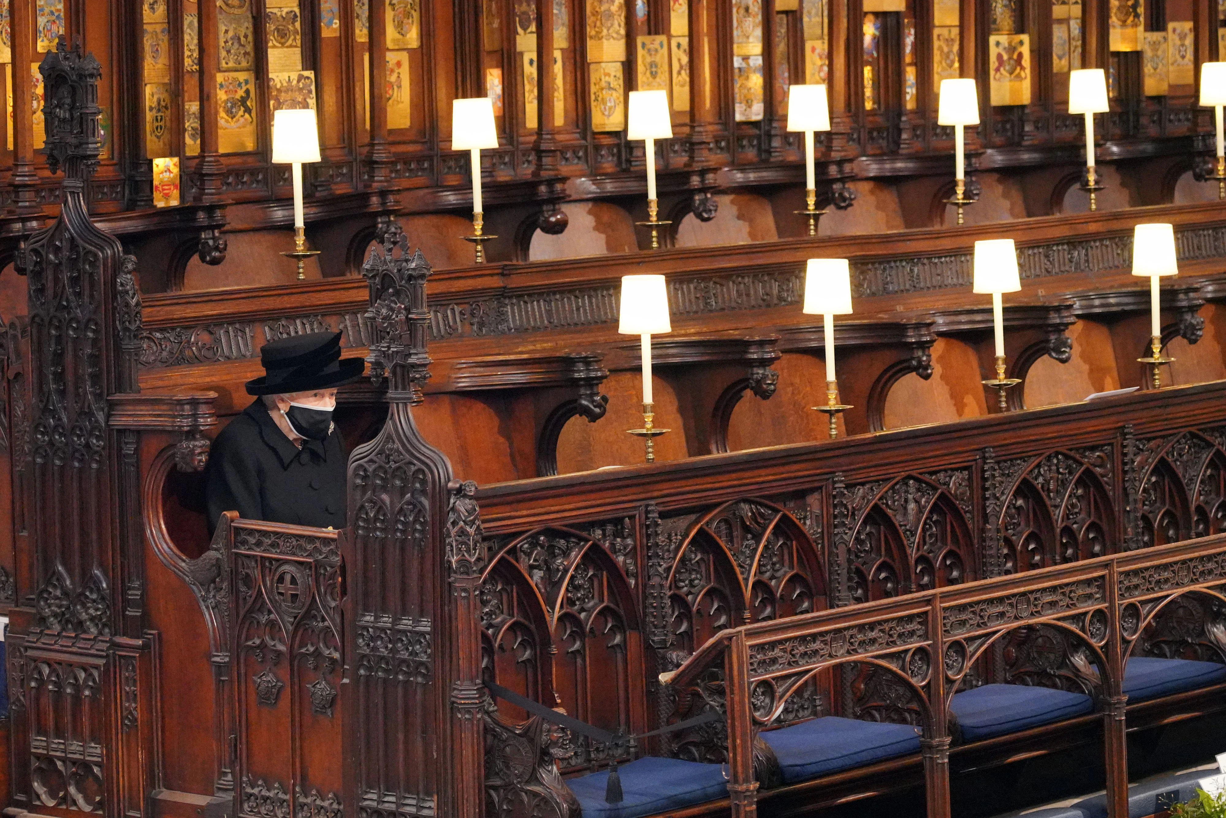 Queen Elizabeth II. alleine beim Trauergottesdienst für ihren Ehemann in der St George's Chapel in Windsor Castle