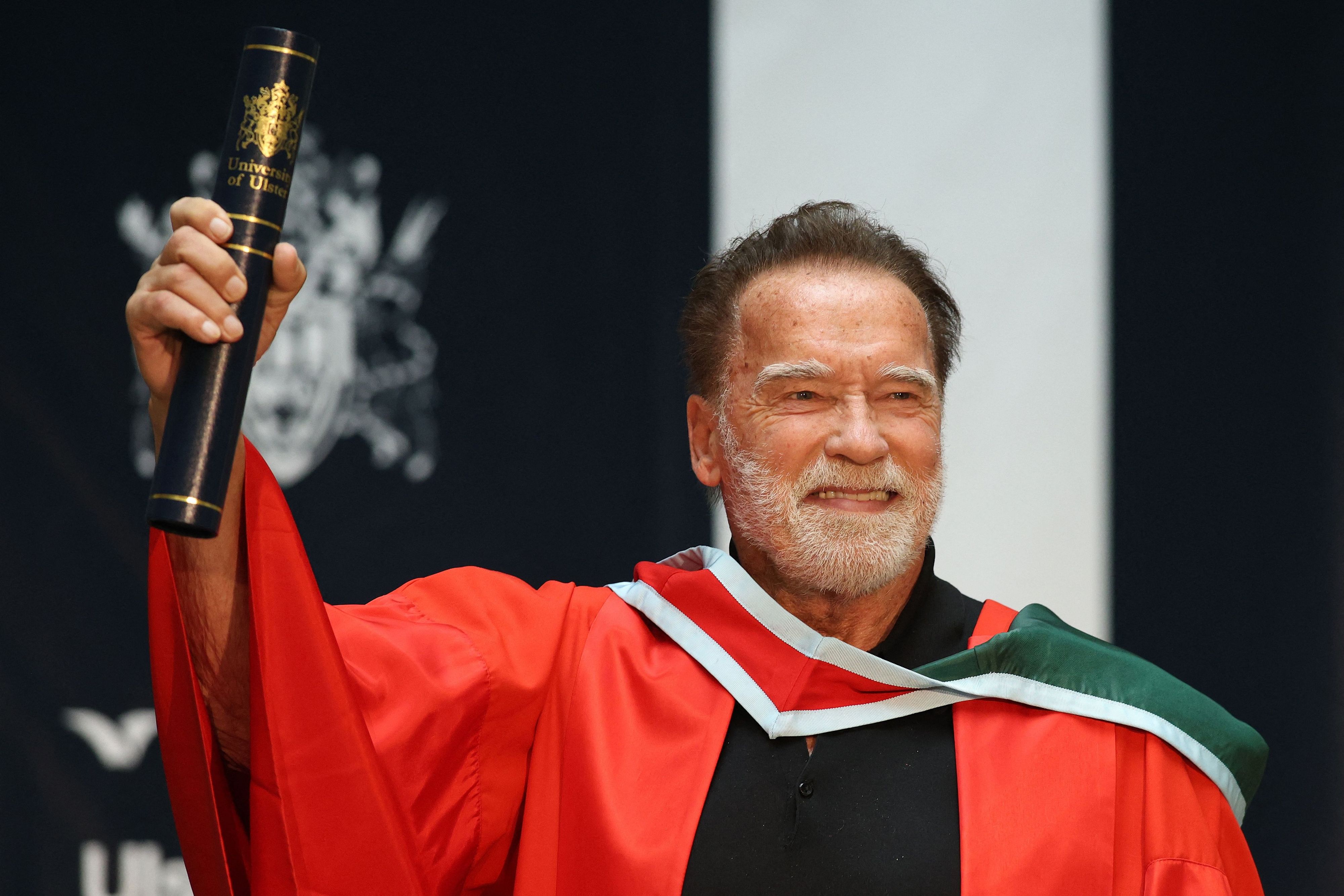 Arnold Schwarzenegger wurde von der Universität Ulster mit einer Ehrendoktorwürde ausgezeichnet.