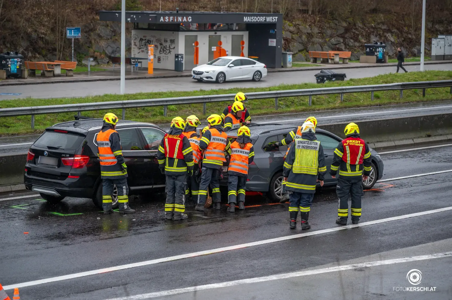 Zuerst Reinigungs-, dann Aufräumarbeiten: Die Feuerwehr hatte auf der A9 alle Hände voll zu tun.