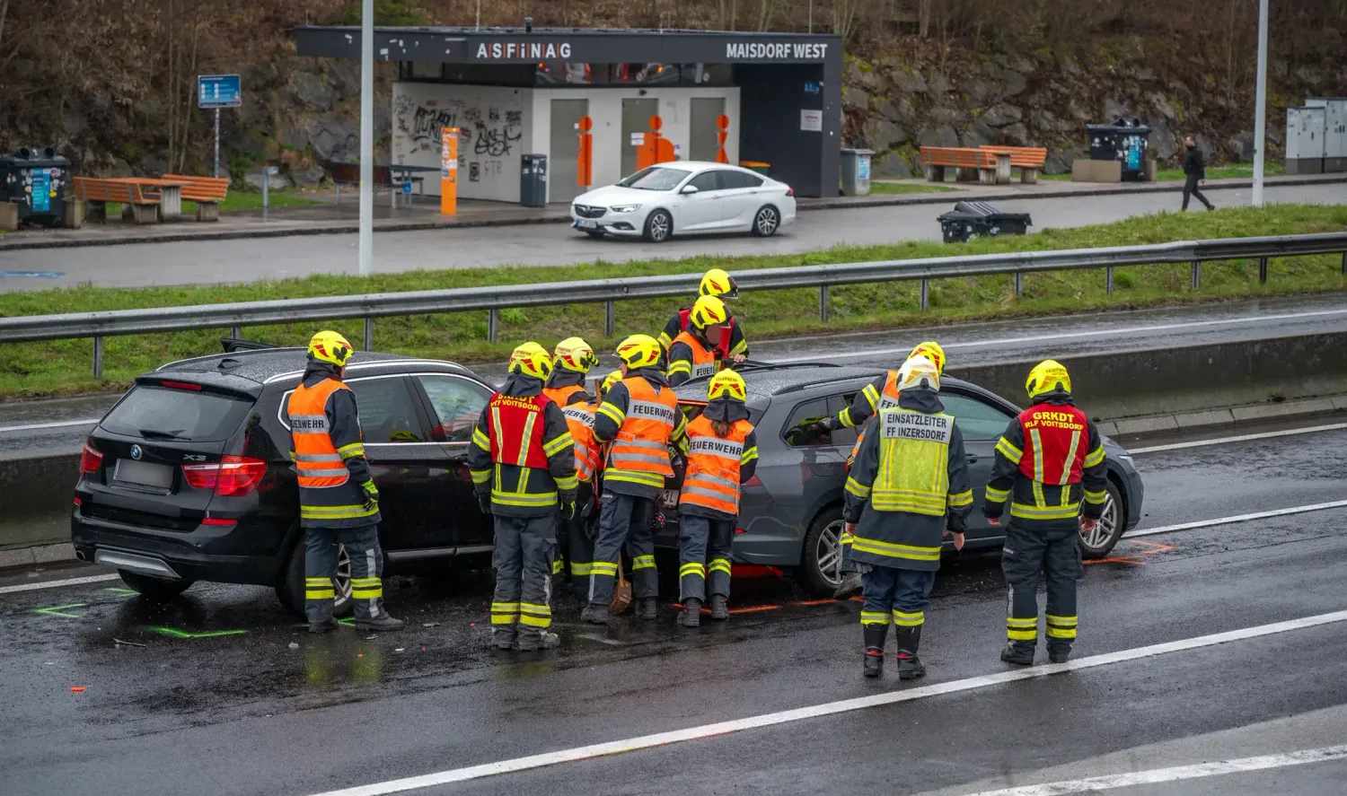 Zuerst Reinigungs-, dann Aufräumarbeiten: Die Feuerwehr hatte auf der A9 alle Hände voll zu tun.