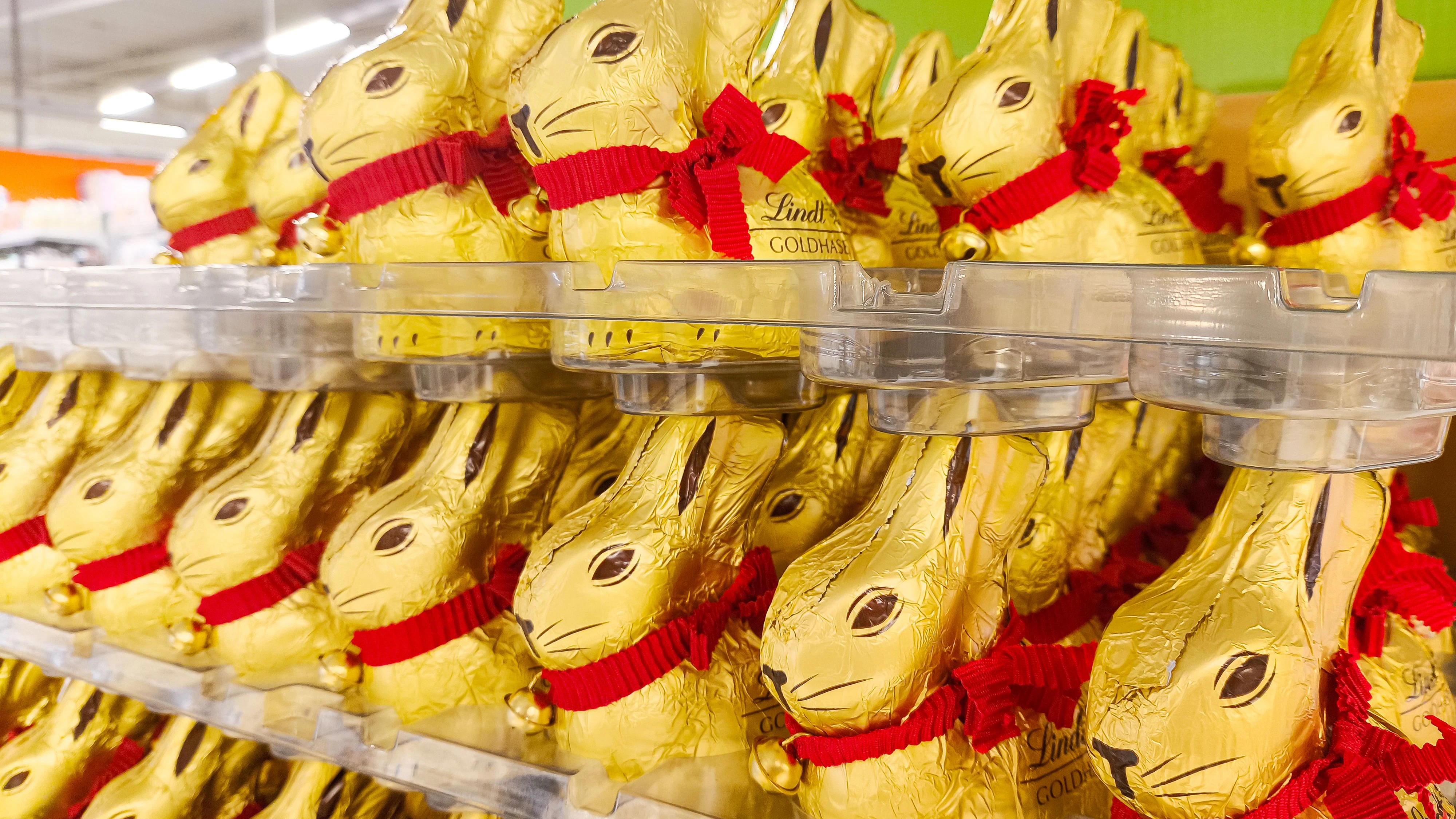 Schokoladen-Osterhasen im Supermarkt stehen für das Ostergeschäft im Einzelhandel. 