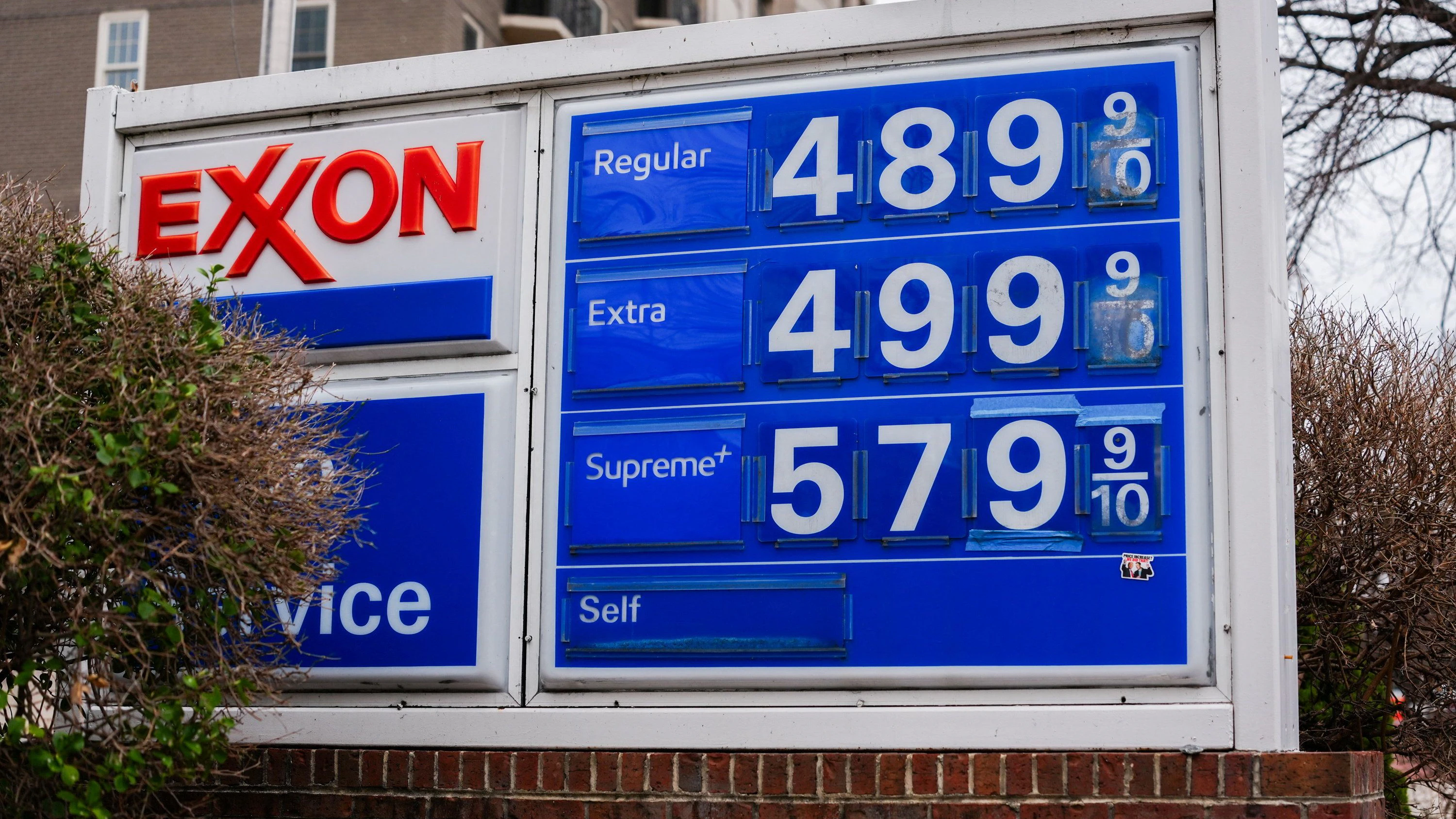 Eine Anzeigetafel zeigt die Benzinpreise in Washington D.C., am 15. März 2026. Der Iran-Krieg treibt sie auch in den USA in die Höhe.