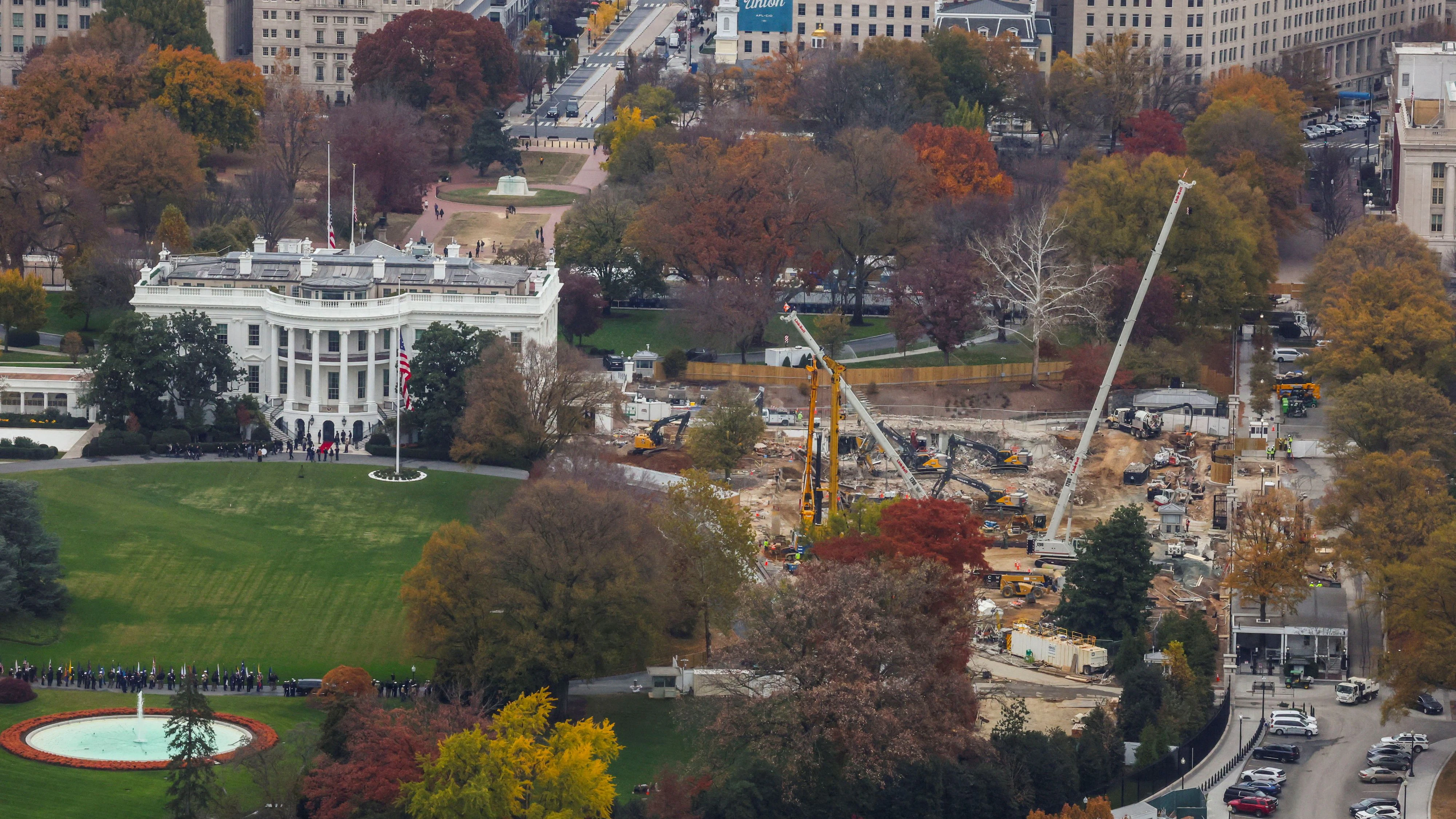Im Oktober ließ der Präsident überraschend den gesamten Ostflügel des Weißen Hauses abreißen, um Platz für den neuen Ballsaal zu schaffen.