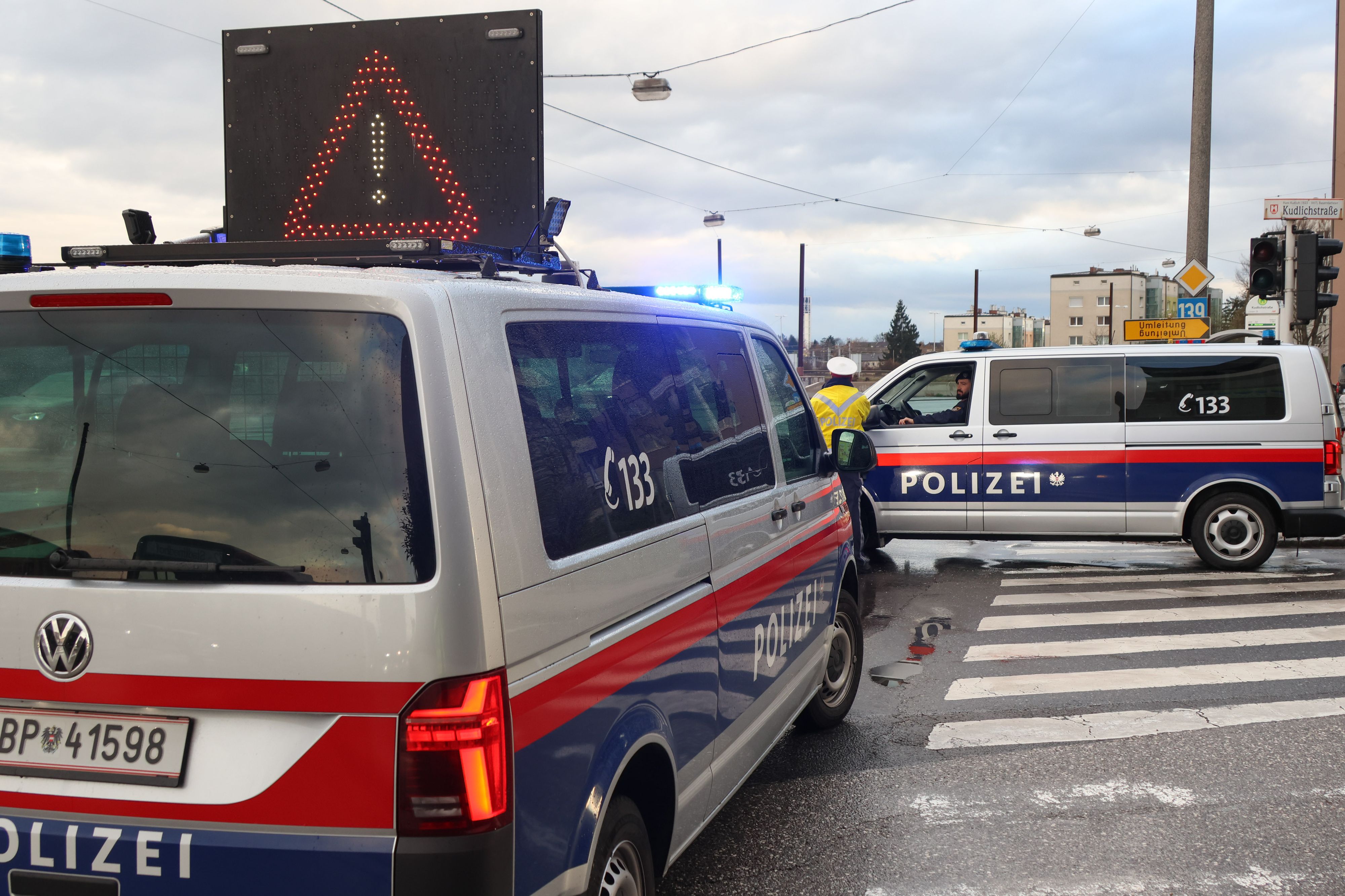 Heute.at - Großeinsatz! Polizei klingelt Menschen aus Wohnungen