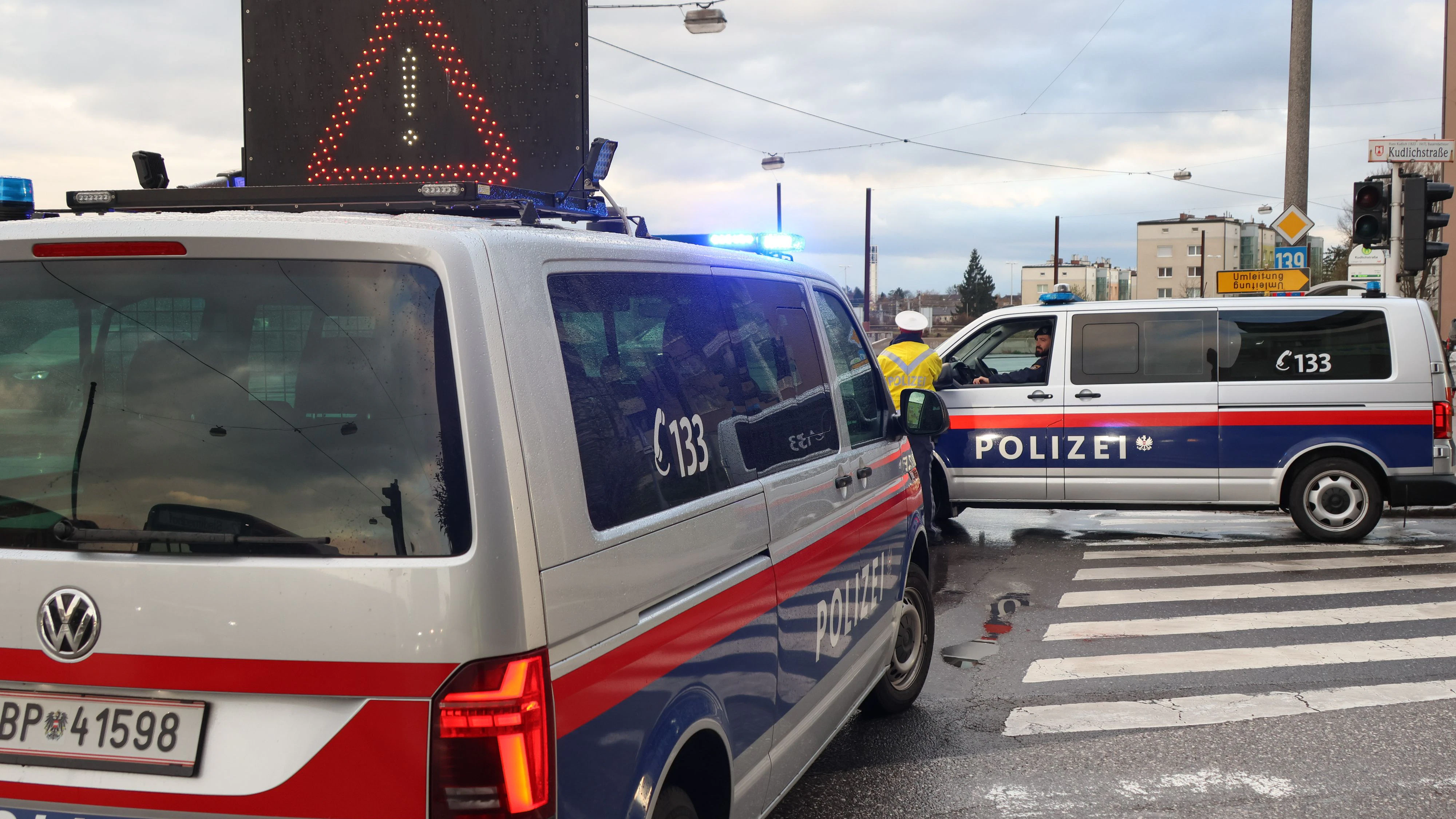 Heute.at - Großeinsatz! Polizei klingelt Menschen aus Wohnungen