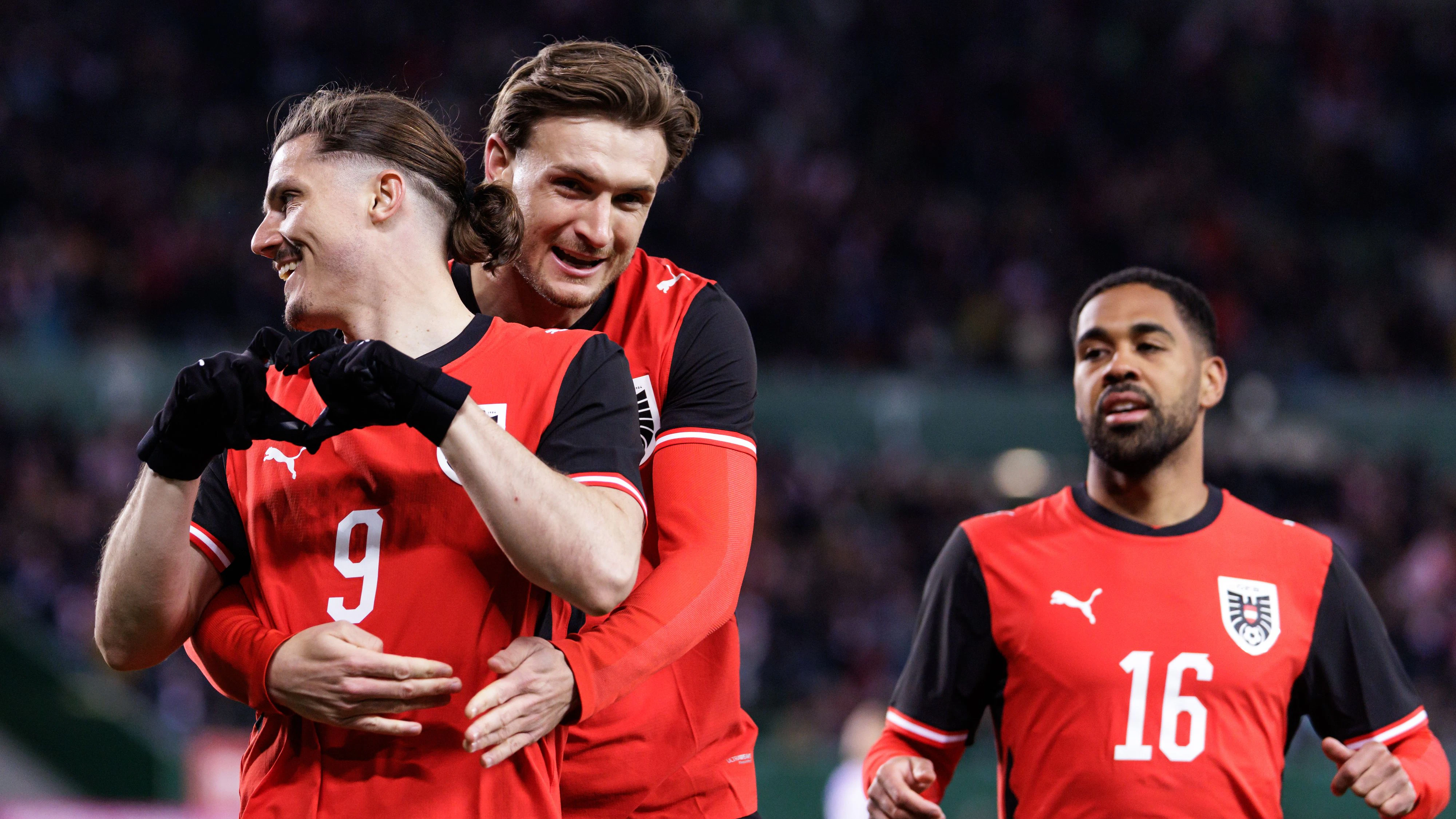 Torschütze Marcel Sabitzer wird geherzt.