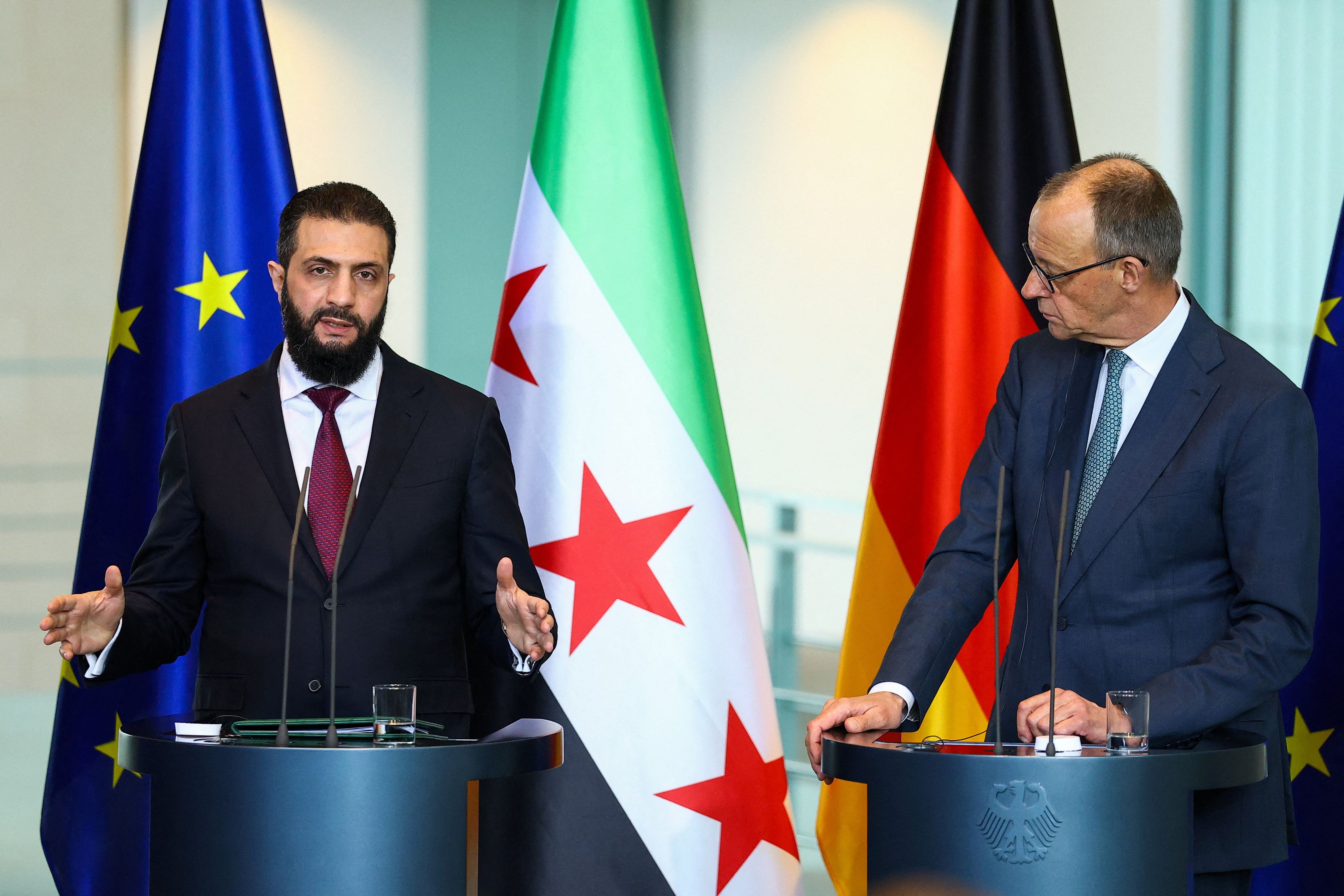 Syriens Präsident al-Scharaa (l.) war am Montag zu Gast in Berlin bei Kanzler Merz.