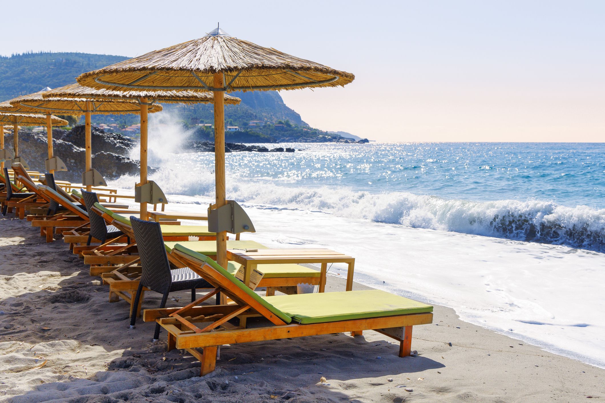 In Griechenland wächst die Sorge, dass die Strandliegen in den nächsten Monaten leer bleiben könnten.