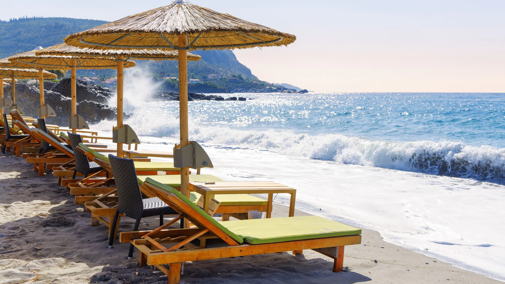 In Griechenland wächst die Sorge, dass die Strandliegen in den nächsten Monaten leer blieben könnten.