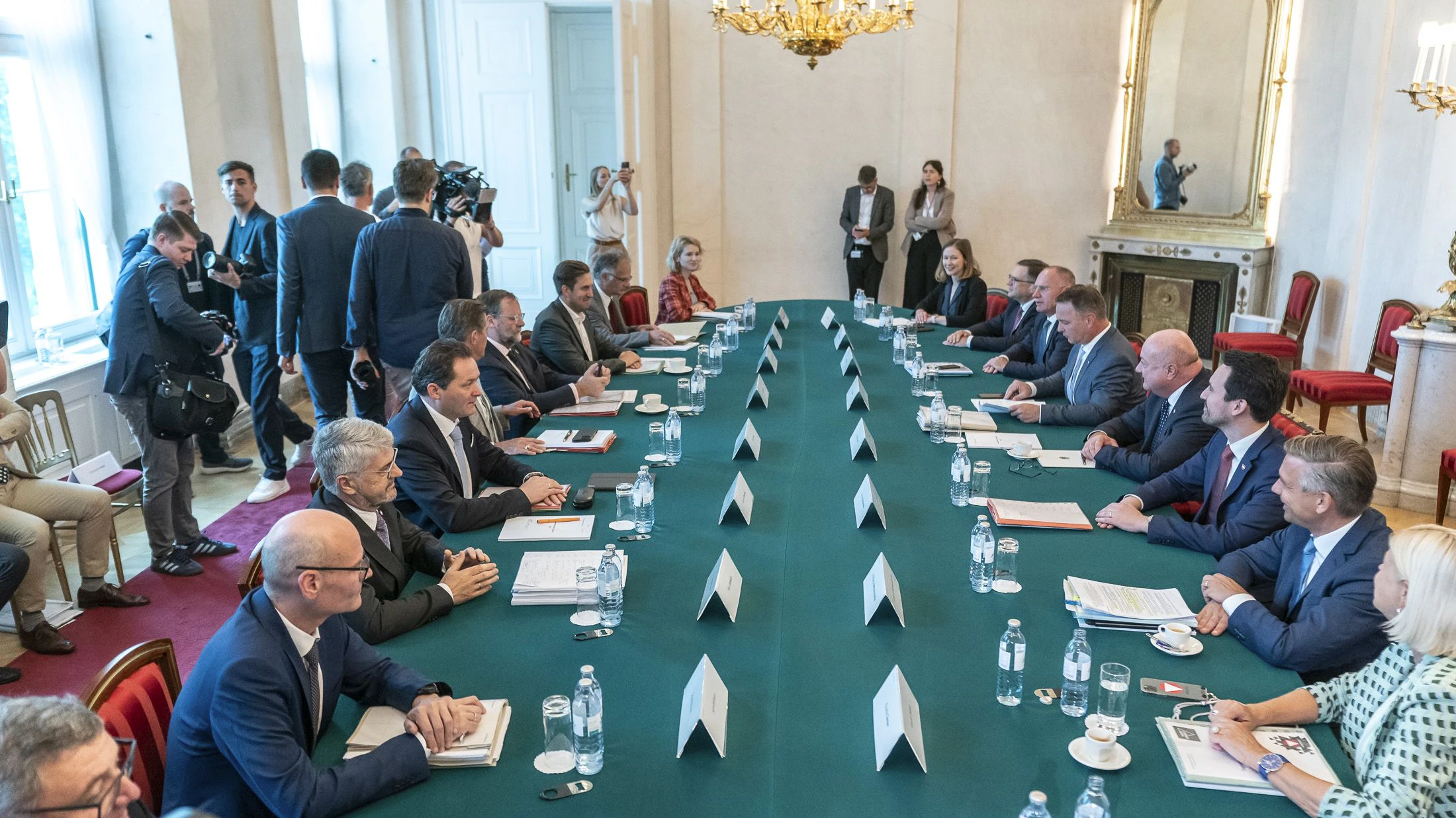 kameraschwenk beim sommerministerrat der bundesregierung im bundeskanzleramt mit ua andreas babler, christian stocker und christoph wiederkehr, 20250723 foto: helmut graf/tageszeitung heute