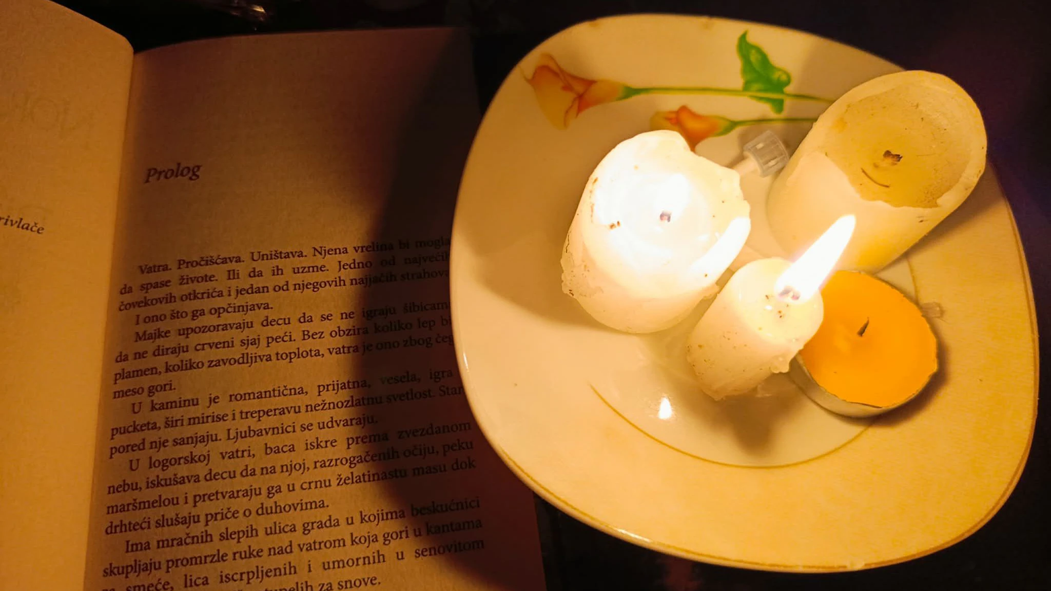 Lediglich Kerzen sorgen in den Häusern rund um Tuzla für ein wenig Helligkeit.