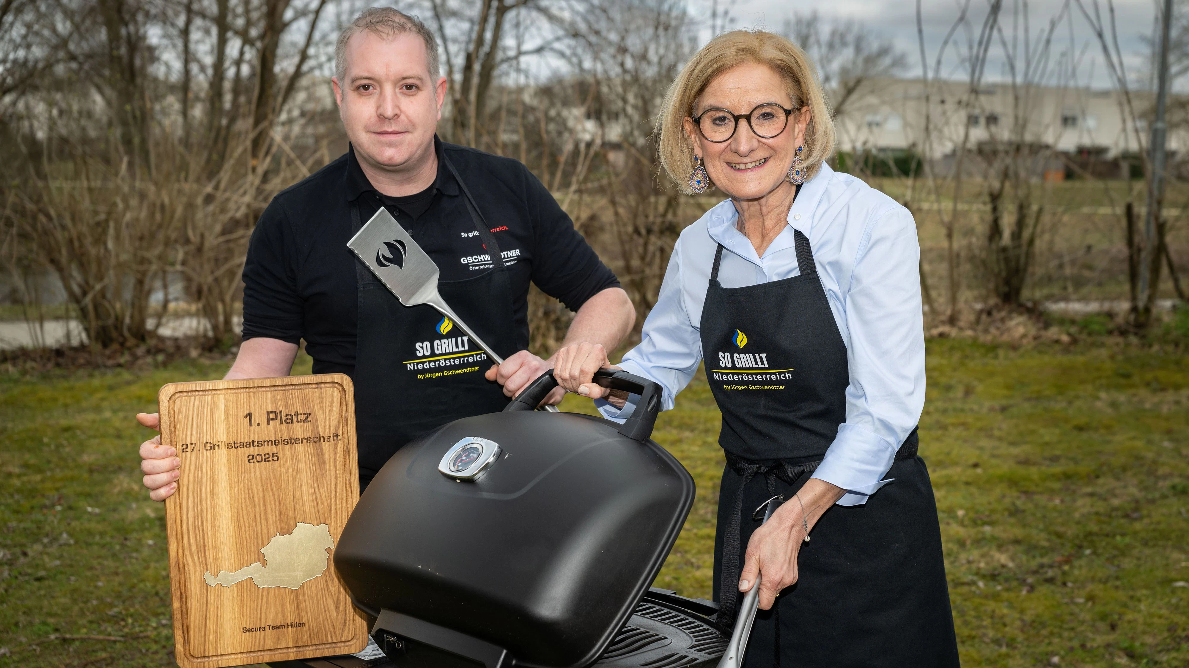 Landeshauptfrau Johanna Mikl-Leitner (ÖVP, re.) gratuliert Grill-Champion Jürgen Gschwendtner (li.).