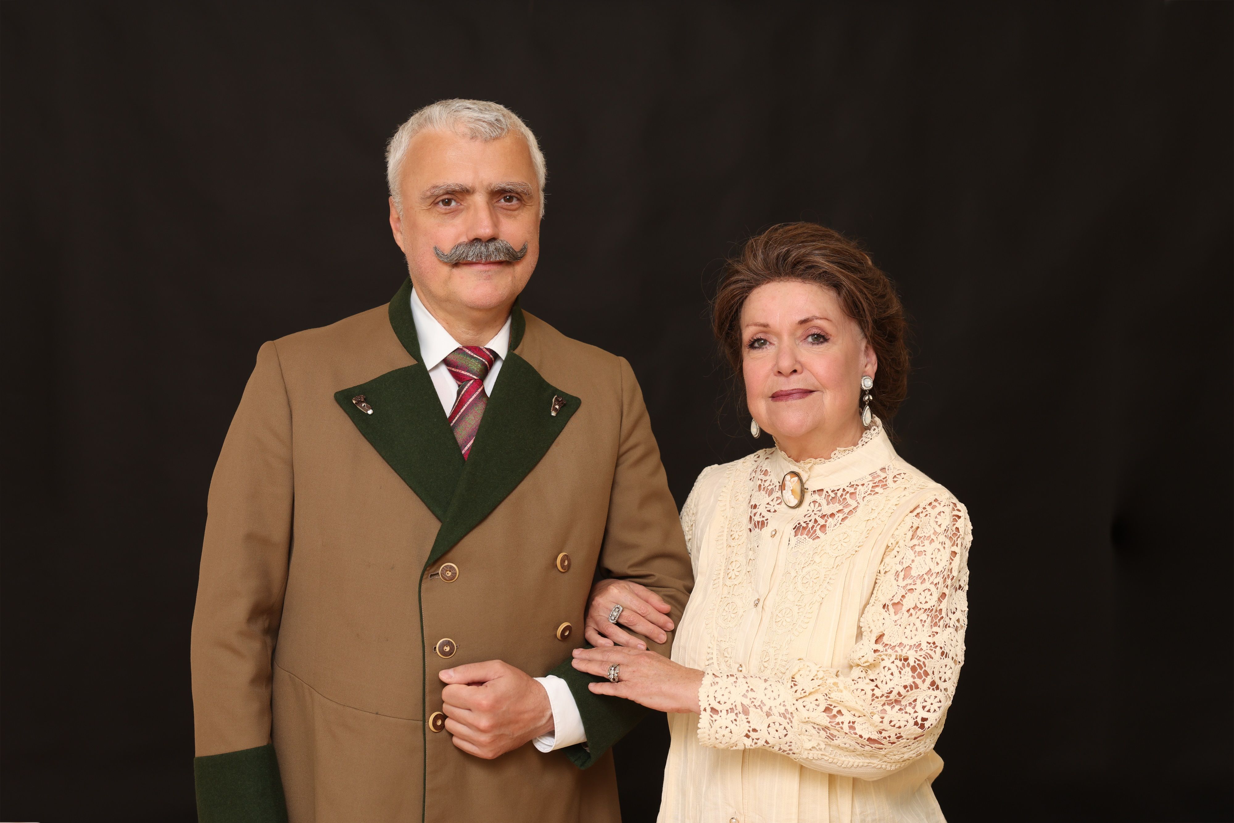 Ralph Saml als Franzi (Erzherzog Franz Ferdinand von Österreich-Este) und Beatrice Gleicher als Soph (Sophie Herzogin von Hohenberg) im Theaterstück 