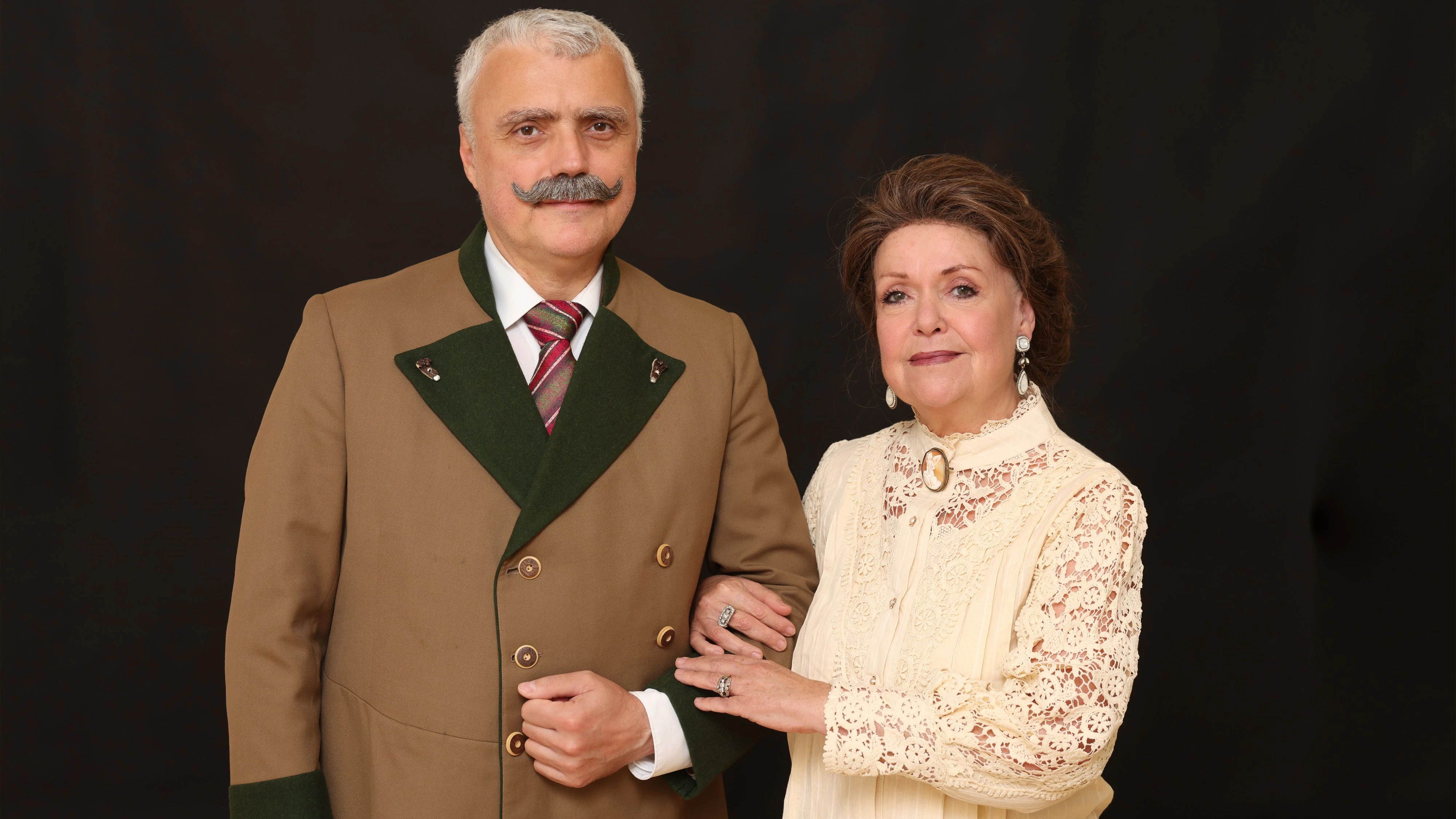 Ralph Saml als Franzi (Erzherzog Franz Ferdinand von Österreich-Este) und Beatrie Gleicher als Soph (Sophie Herzogin von Hohenberg)