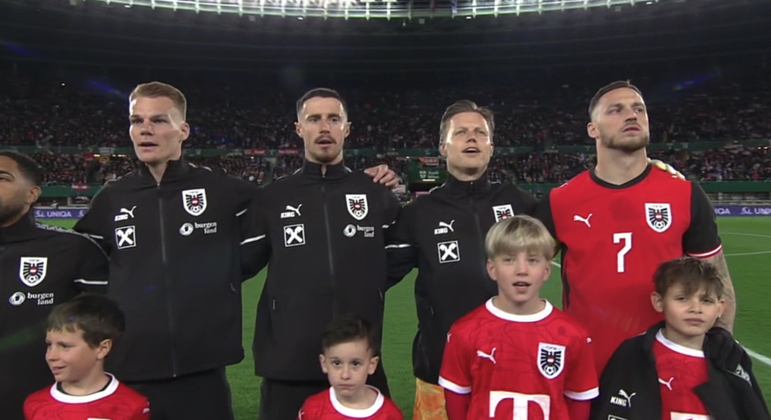 Heute.at - Herzig! Arnautovic wärmt Kind im Happel-Eiskasten