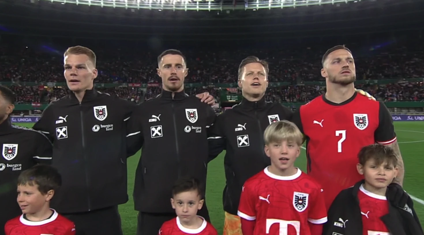 Marko Arnautovic tritt seine Jacke an das Begleitkind ab.