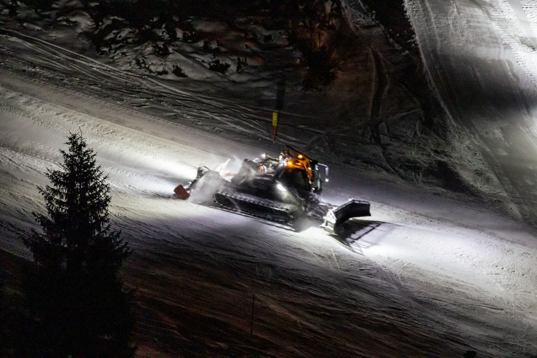 Heute.at - Coup im Skigebiet: Polizei jagt Täter mit Pistenraupe