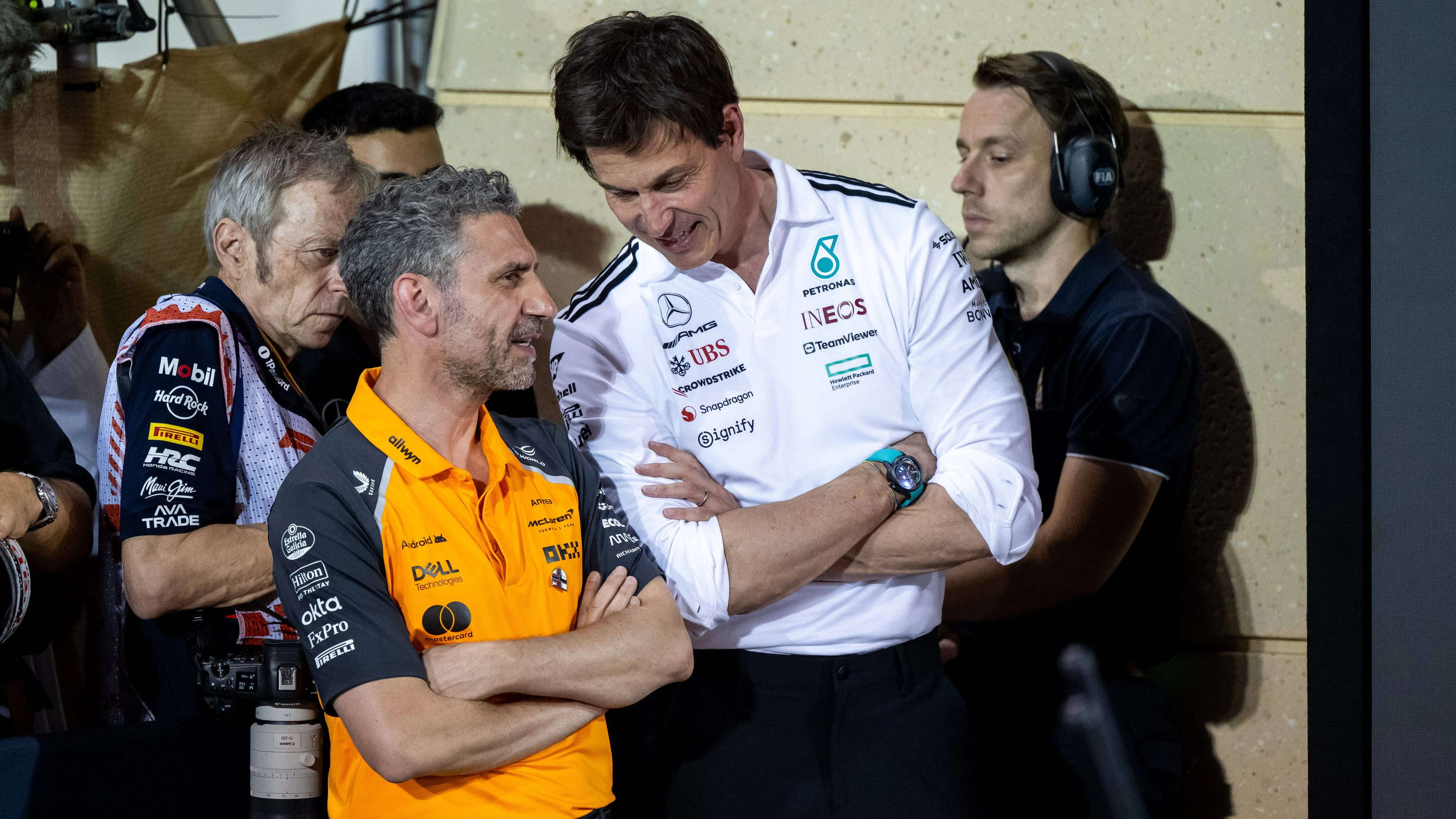 Andrea Stella McLaren Formula 1 Team, Teamchef lacht mit Toto Wolff Mercedes-AMG Petronas F1 Team, Teamchef, BAH, Formel 1 Weltmeisterschaft, Gulf Air Grand Prix von Bahrain, Bahrain International Circuit, Rennen, Saison 2025, 13.04.2025 BAH, Formel 1 Weltmeisterschaft, Gulf Air Grand Prix von Bahrain, Bahrain International Circuit, Rennen, Saison 2025, 13.04.2025 Sakhir *** Andrea Stella McLaren Formula 1 Team, Team Principal laughs with Toto Wolff Mercedes AMG Petronas F1 Team, Team Principal , BAH, Formula 1 World Championship, Gulf Air Grand Prix of Bahrain, Bahrain International Circuit, Race, 2025 season, 13 04 2025 BAH, Formula 1 World Championship, Gulf Air Grand Prix of Bahrain, Bahrain International Circuit, Race, 2025 season, 13 04 2025 Sakhir Copyright: xEibner-Pressefoto/Memmlerx EP_MMR