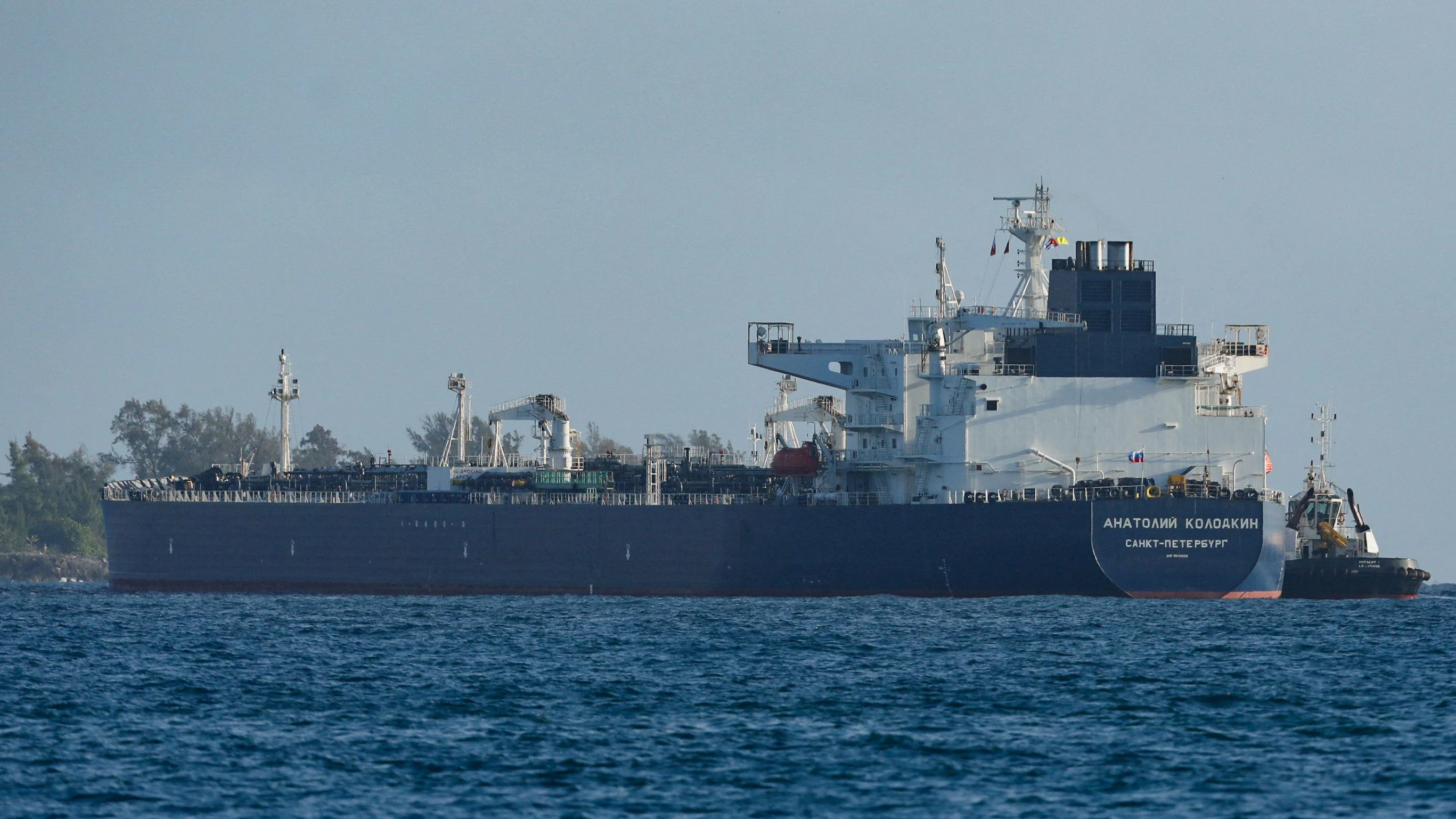 The Russian-flagged oil tanker Anatoly Kolodkin manoeuvres in Matanzas Bay, Cuba, whose economy has ground to a halt under a de facto oil blockade imposed by the U.S., resulting in an energy crisis that has led to strict gasoline rationing and a series of blackouts across the country, March 31, 2026. REUTERS/Norlys Perez REFILE - QUALITY REPEAT    TPX IMAGES OF THE DAY     