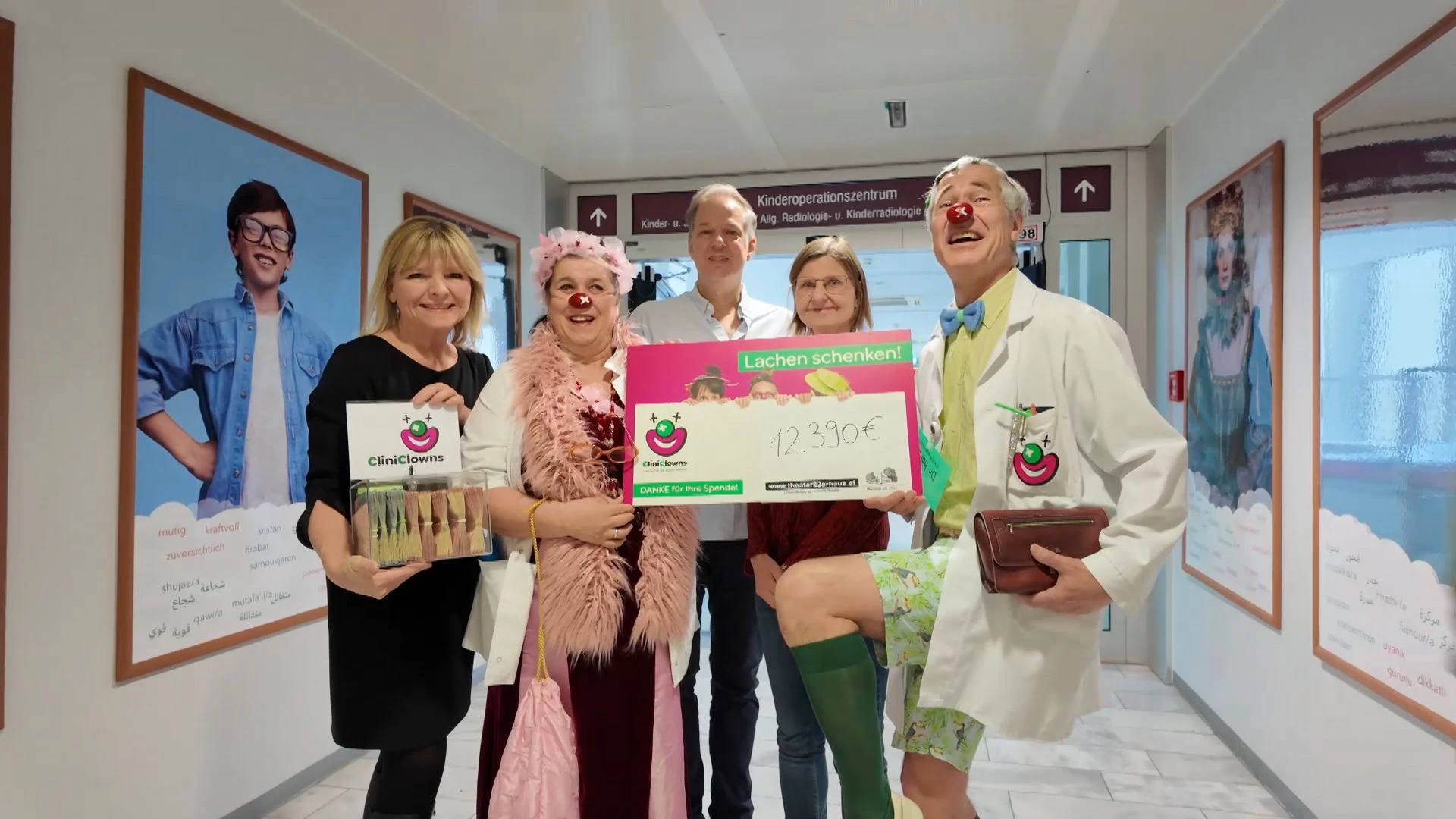 Eva Radinger (Geschäftsführerin CliniClowns Austria), CliniClownin Geraldine Kilgus,Markus Richter (Intendant und Künstlerischer Leiter Theater 82er Haus, Gablitz), Univ.Prof. Dr. Susanne Greber-Platzer (Leiterin der Universitätsklinik für Kinder undJugendheilkunde von AKH Wien und MedUni Wien), CliniClown Hannes Bickel) (v.l.)